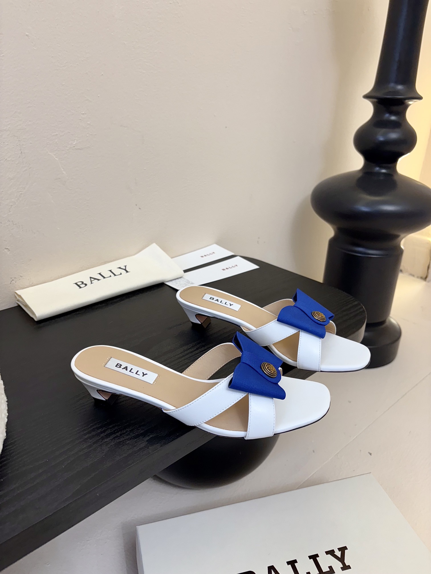 
Bally 芭利 25ss春夏新款 织带蝴蝶结 扣饰 粗跟 单鞋

款式新颖别致，采用方形头型设计 配