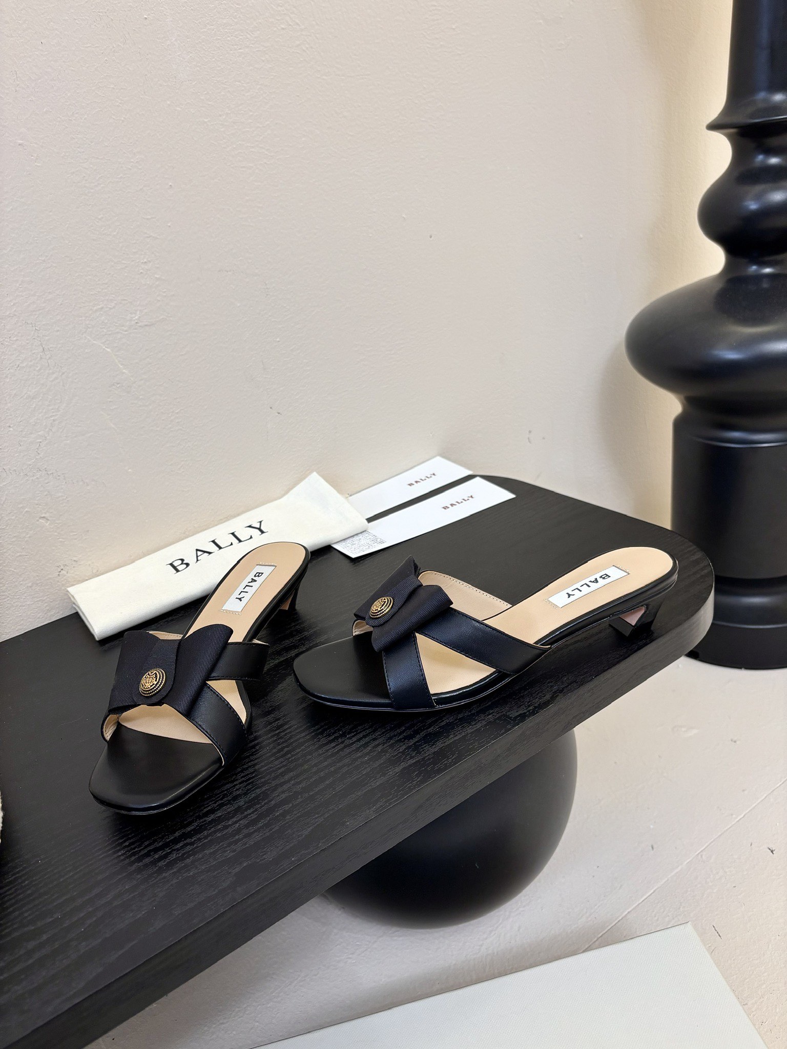
Bally 芭利 25ss春夏新款 织带蝴蝶结 扣饰 粗跟 单鞋

款式新颖别致，采用方形头型设计 配