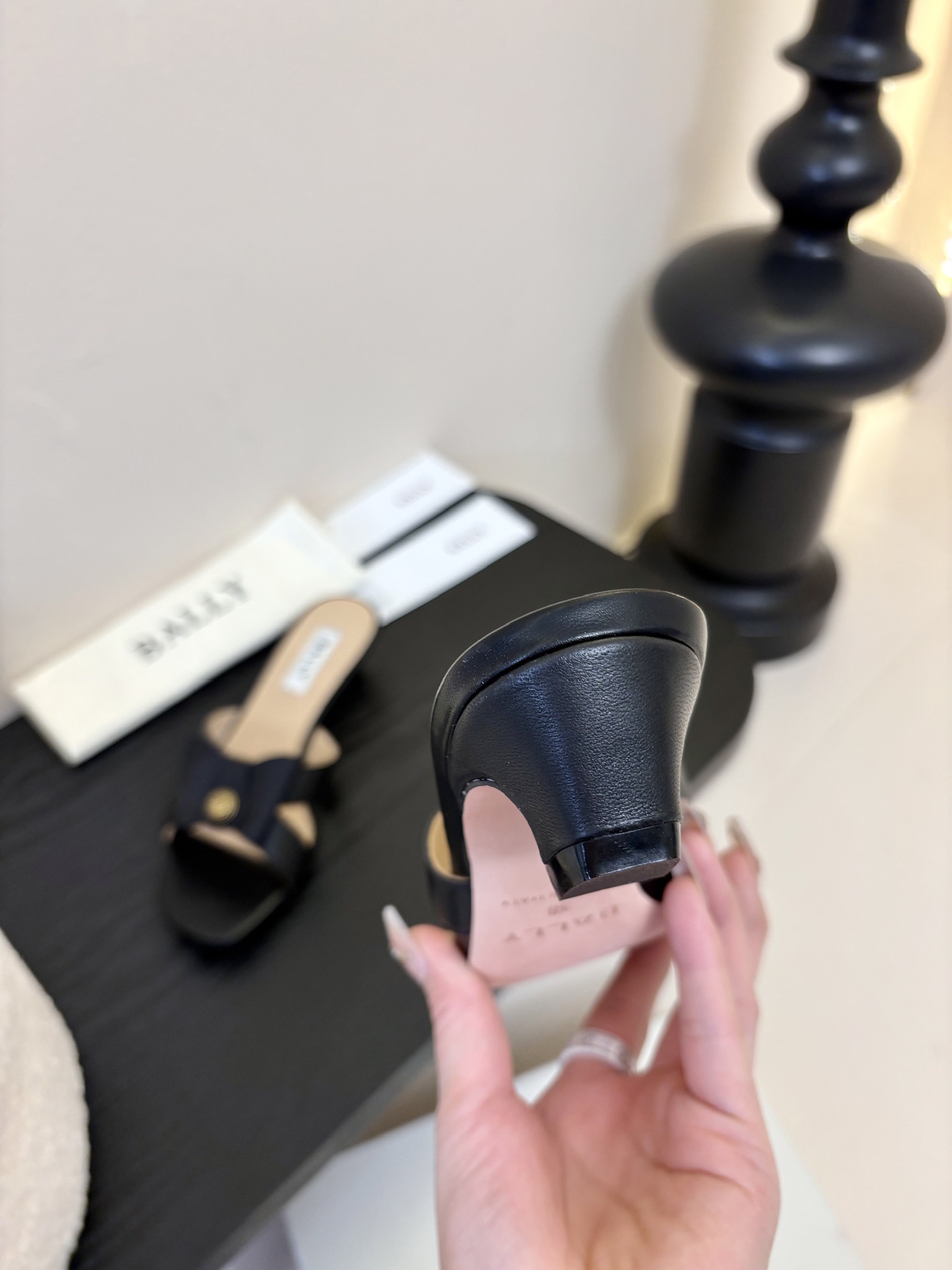 
Bally 芭利 25ss春夏新款 织带蝴蝶结 扣饰 粗跟 单鞋

款式新颖别致，采用方形头型设计 配