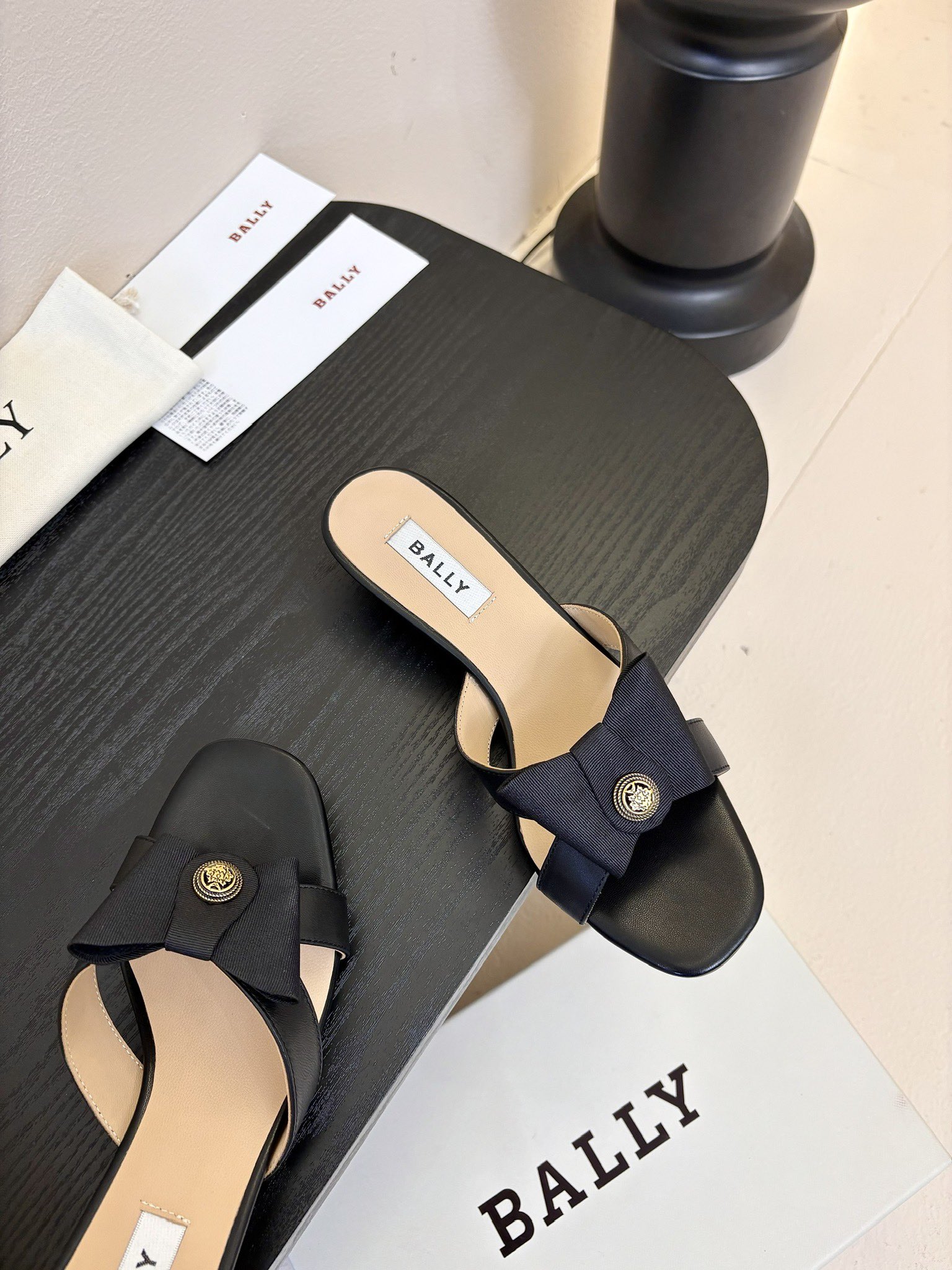 
Bally 芭利 25ss春夏新款 织带蝴蝶结 扣饰 粗跟 单鞋

款式新颖别致，采用方形头型设计 配