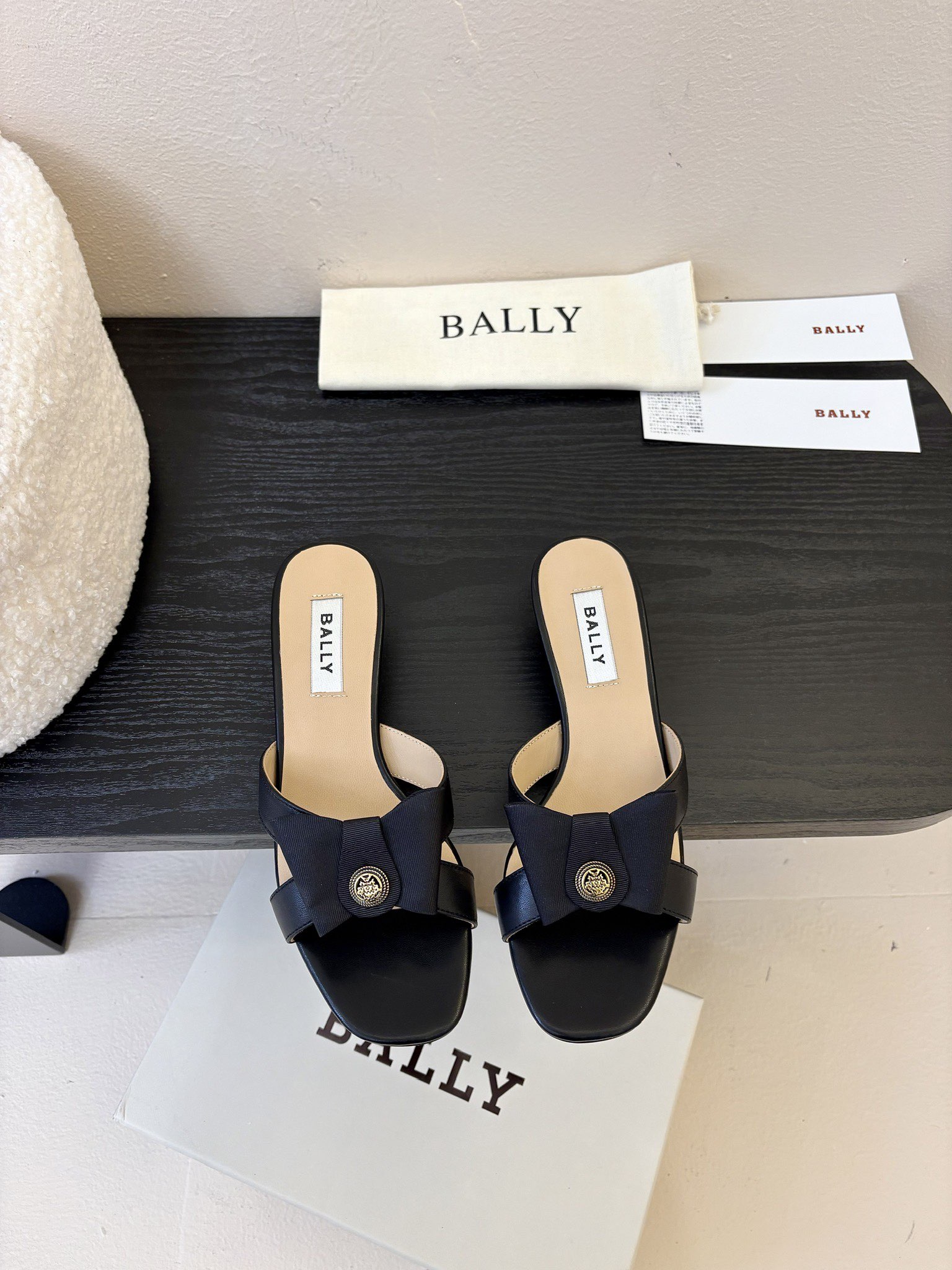 
Bally 芭利 25ss春夏新款 织带蝴蝶结 扣饰 粗跟 单鞋

款式新颖别致，采用方形头型设计 配
