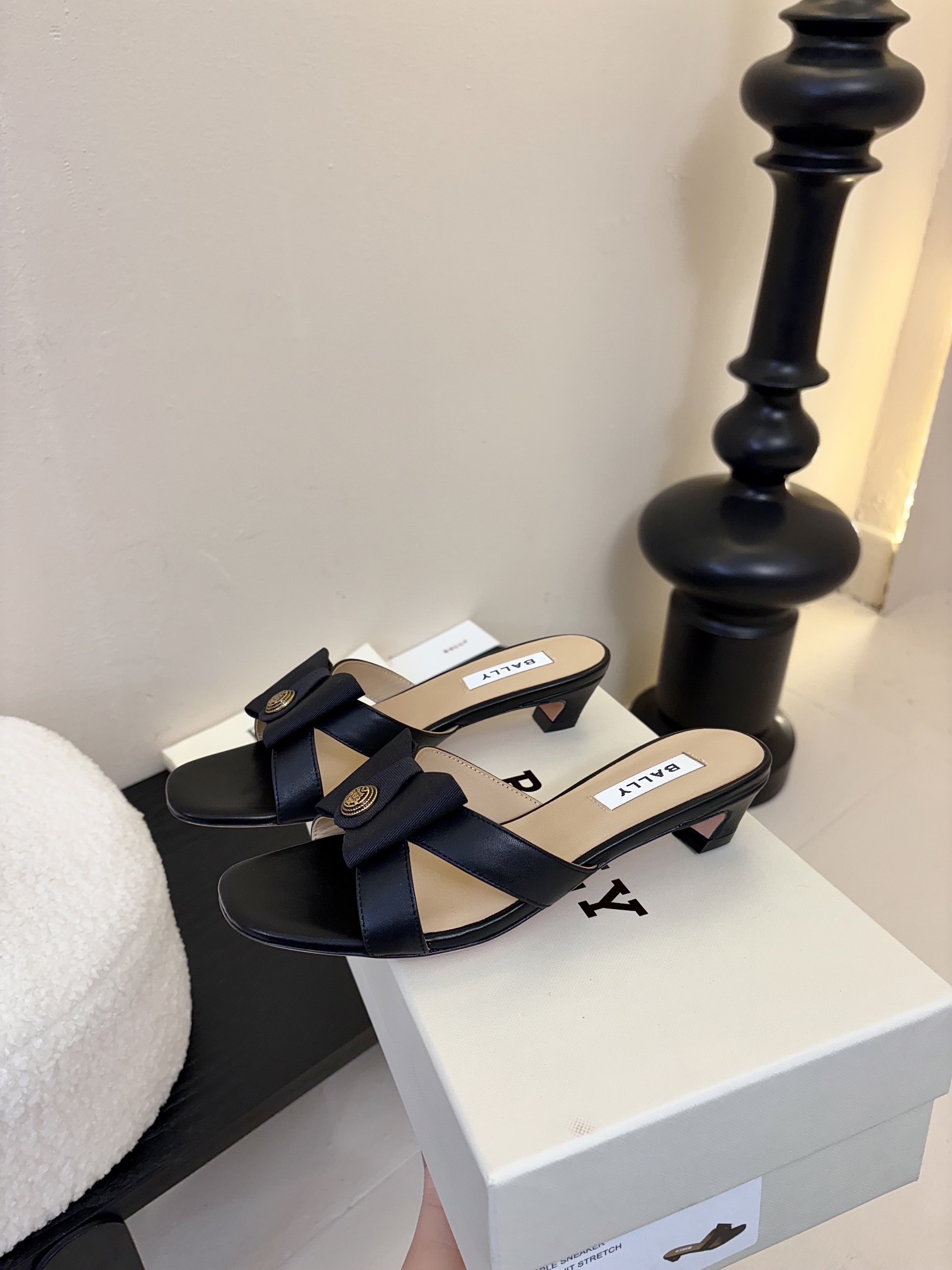 
Bally 芭利 25ss春夏新款 织带蝴蝶结 扣饰 粗跟 单鞋

款式新颖别致，采用方形头型设计 配