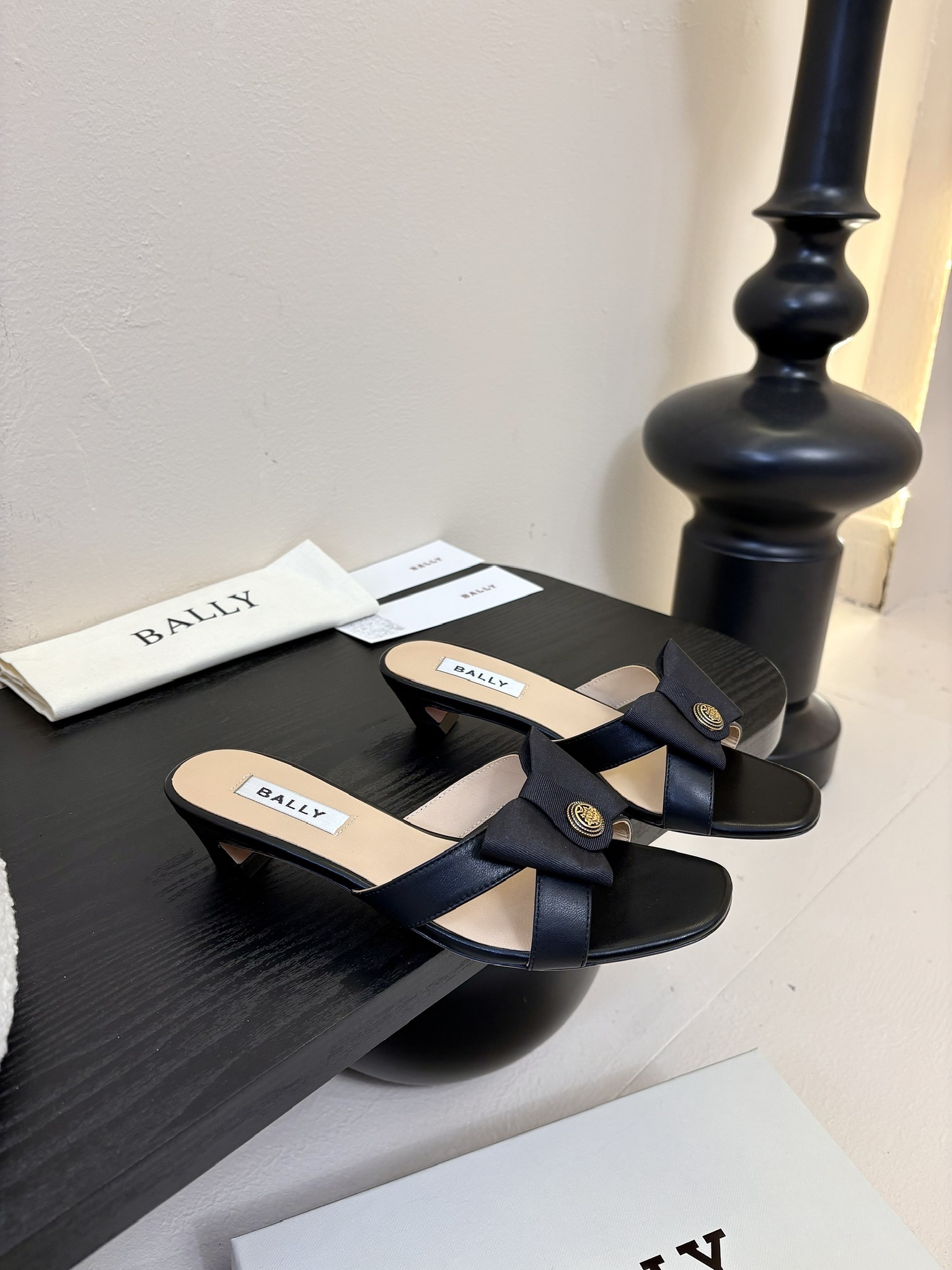 
Bally 芭利 25ss春夏新款 织带蝴蝶结 扣饰 粗跟 单鞋

款式新颖别致，采用方形头型设计 配