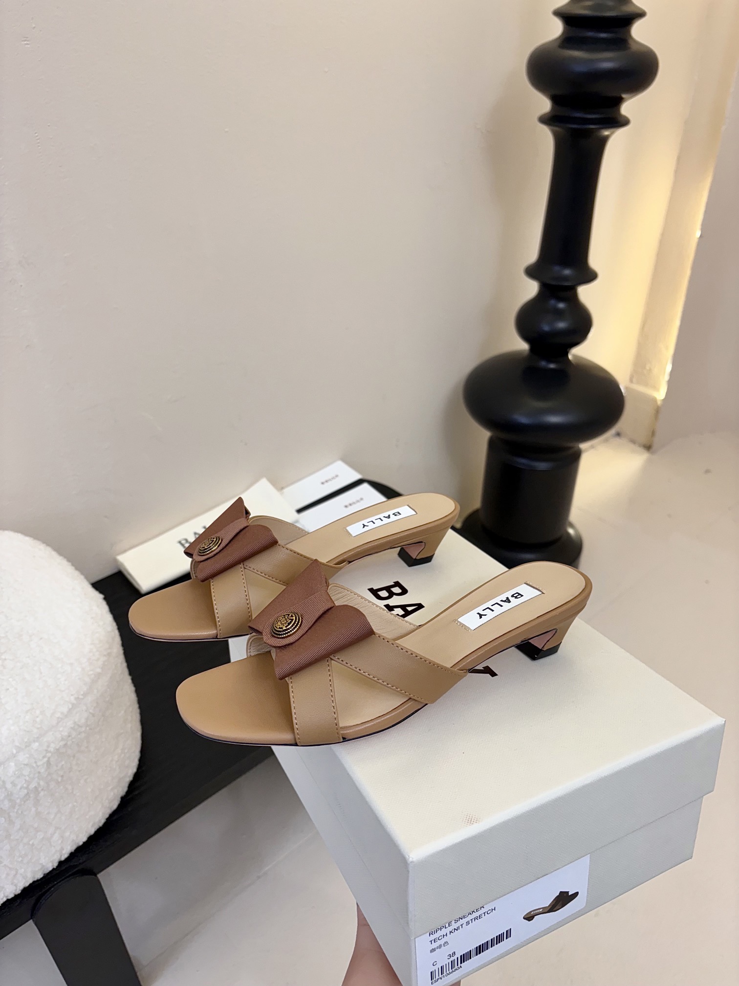 
Bally 芭利 25ss春夏新款 织带蝴蝶结 扣饰 粗跟 单鞋

款式新颖别致，采用方形头型设计 配