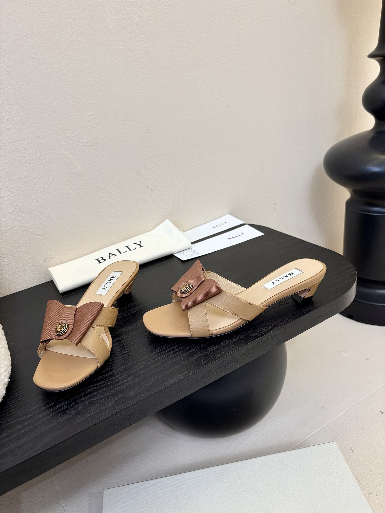 
Bally 芭利 25ss春夏新款 织带蝴蝶结 扣饰 粗跟 单鞋

款式新颖别致，采用方形头型设计 配