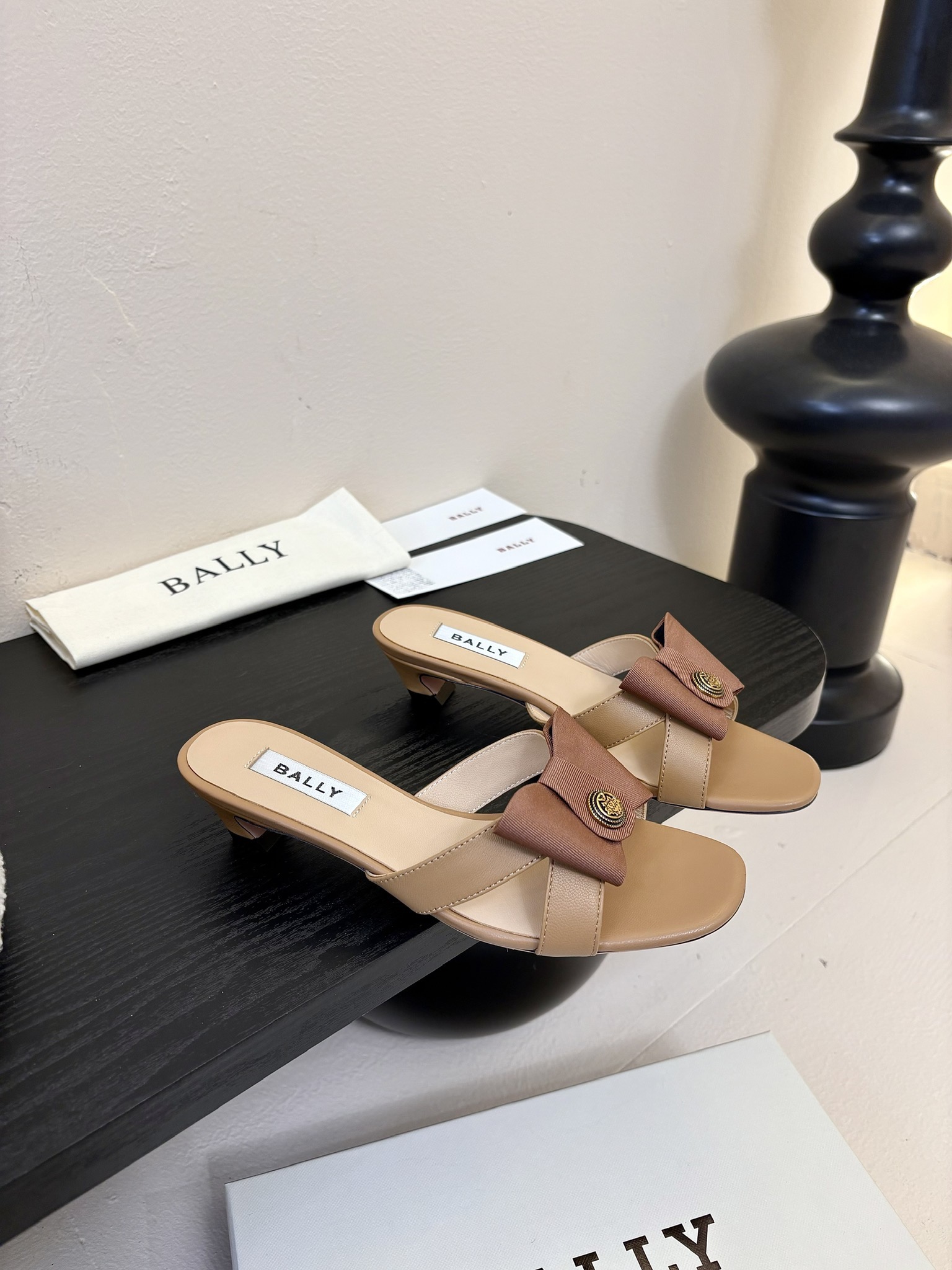 
Bally 芭利 25ss春夏新款 织带蝴蝶结 扣饰 粗跟 单鞋

款式新颖别致，采用方形头型设计 配