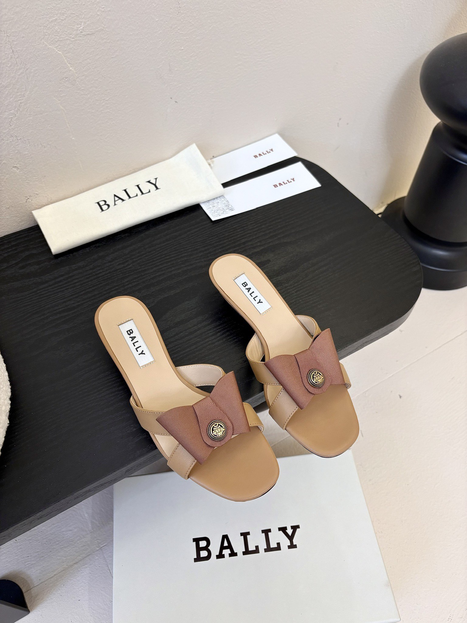 
Bally 芭利 25ss春夏新款 织带蝴蝶结 扣饰 粗跟 单鞋

款式新颖别致，采用方形头型设计 配
