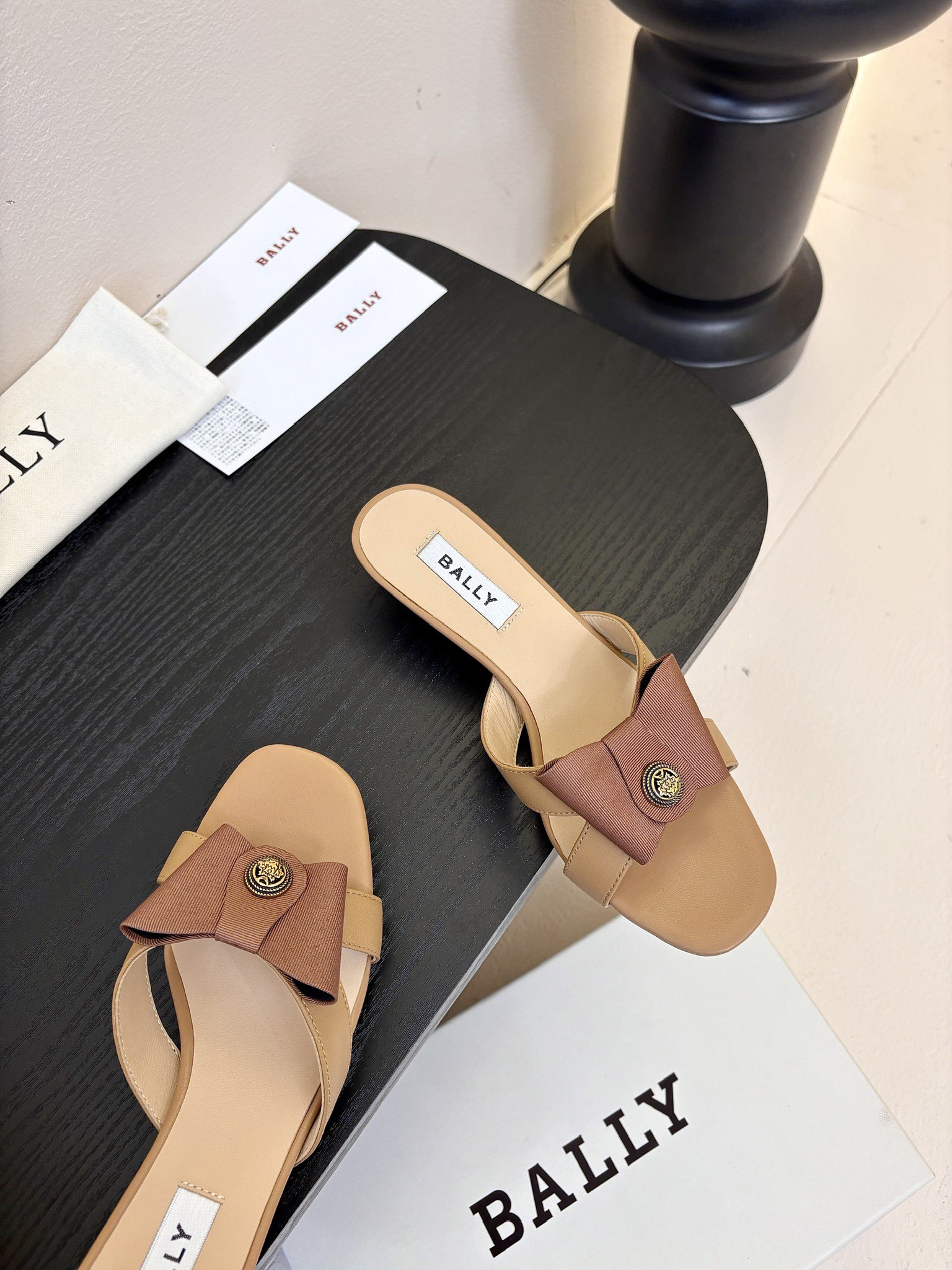 
Bally 芭利 25ss春夏新款 织带蝴蝶结 扣饰 粗跟 单鞋

款式新颖别致，采用方形头型设计 配