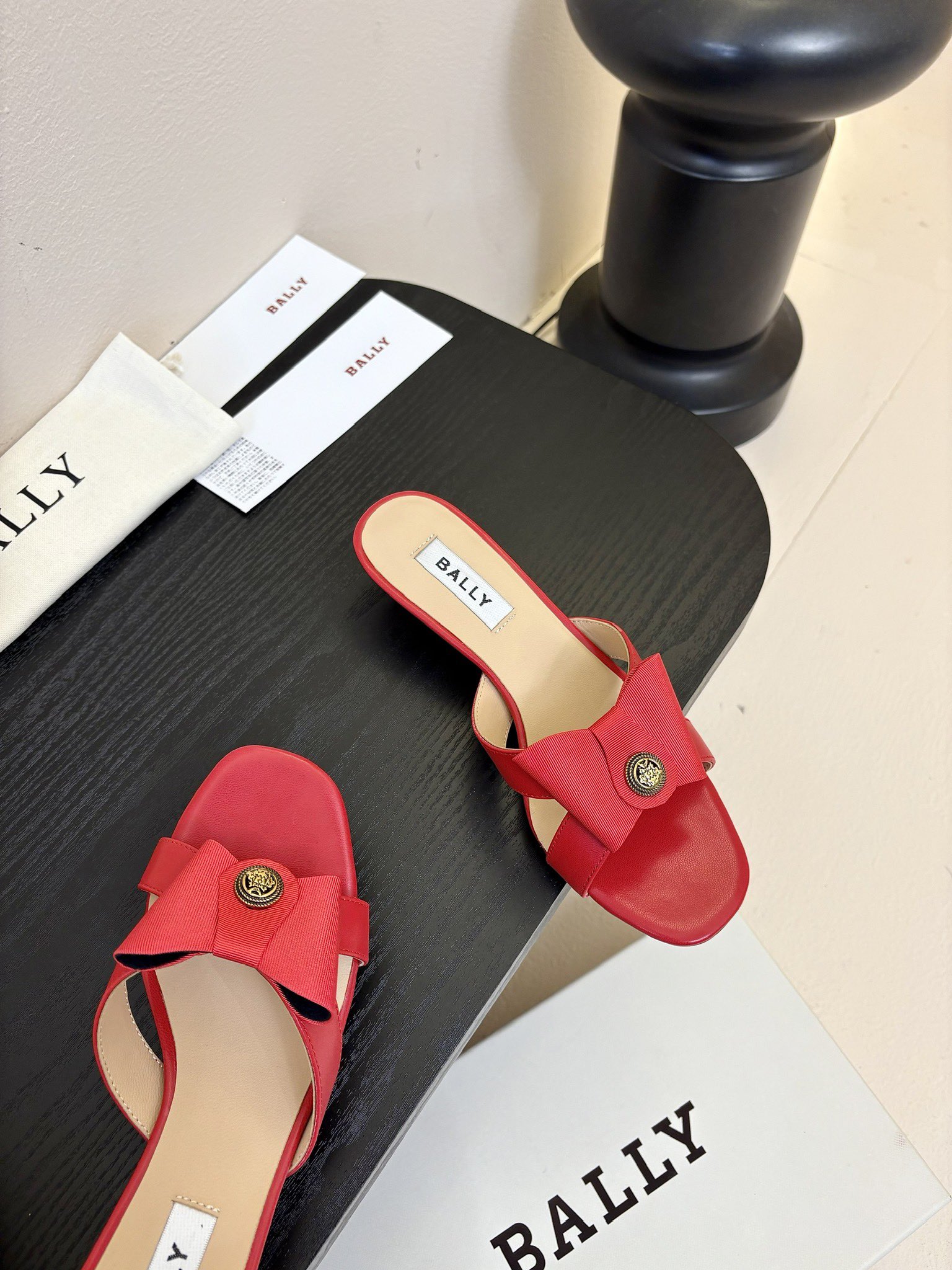 
Bally 芭利 25ss春夏新款 织带蝴蝶结 扣饰 粗跟 单鞋

款式新颖别致，采用方形头型设计 配