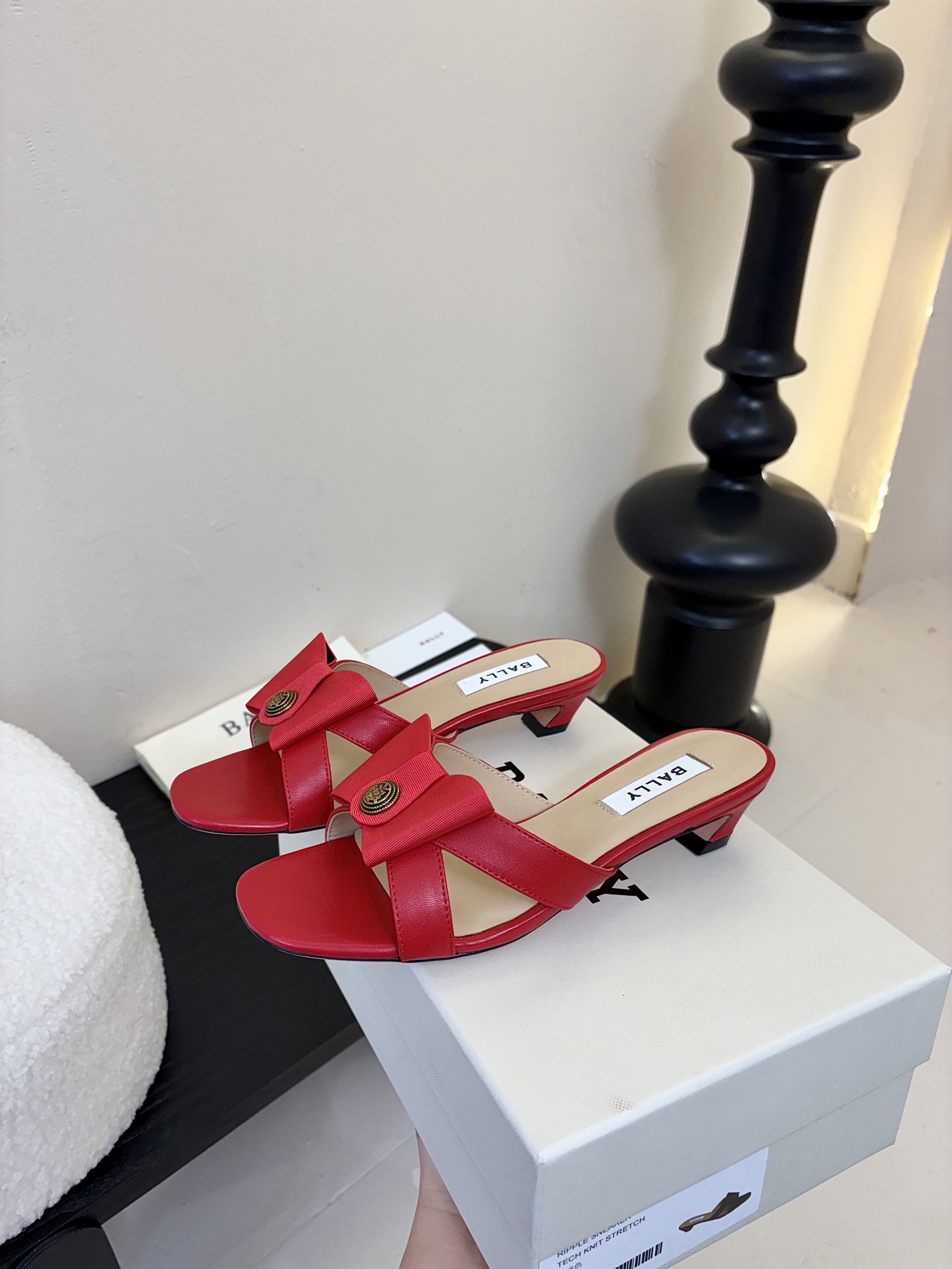 
Bally 芭利 25ss春夏新款 织带蝴蝶结 扣饰 粗跟 单鞋

款式新颖别致，采用方形头型设计 配