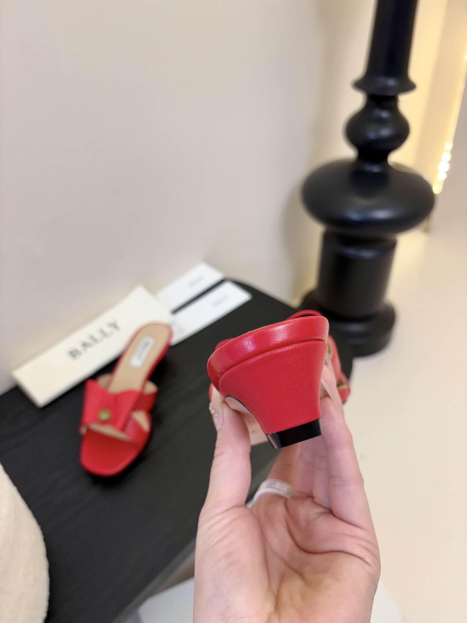 
Bally 芭利 25ss春夏新款 织带蝴蝶结 扣饰 粗跟 单鞋

款式新颖别致，采用方形头型设计 配
