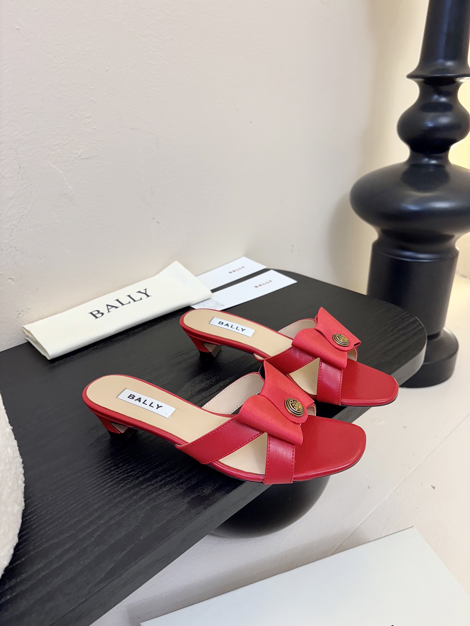 
Bally 芭利 25ss春夏新款 织带蝴蝶结 扣饰 粗跟 单鞋

款式新颖别致，采用方形头型设计 配