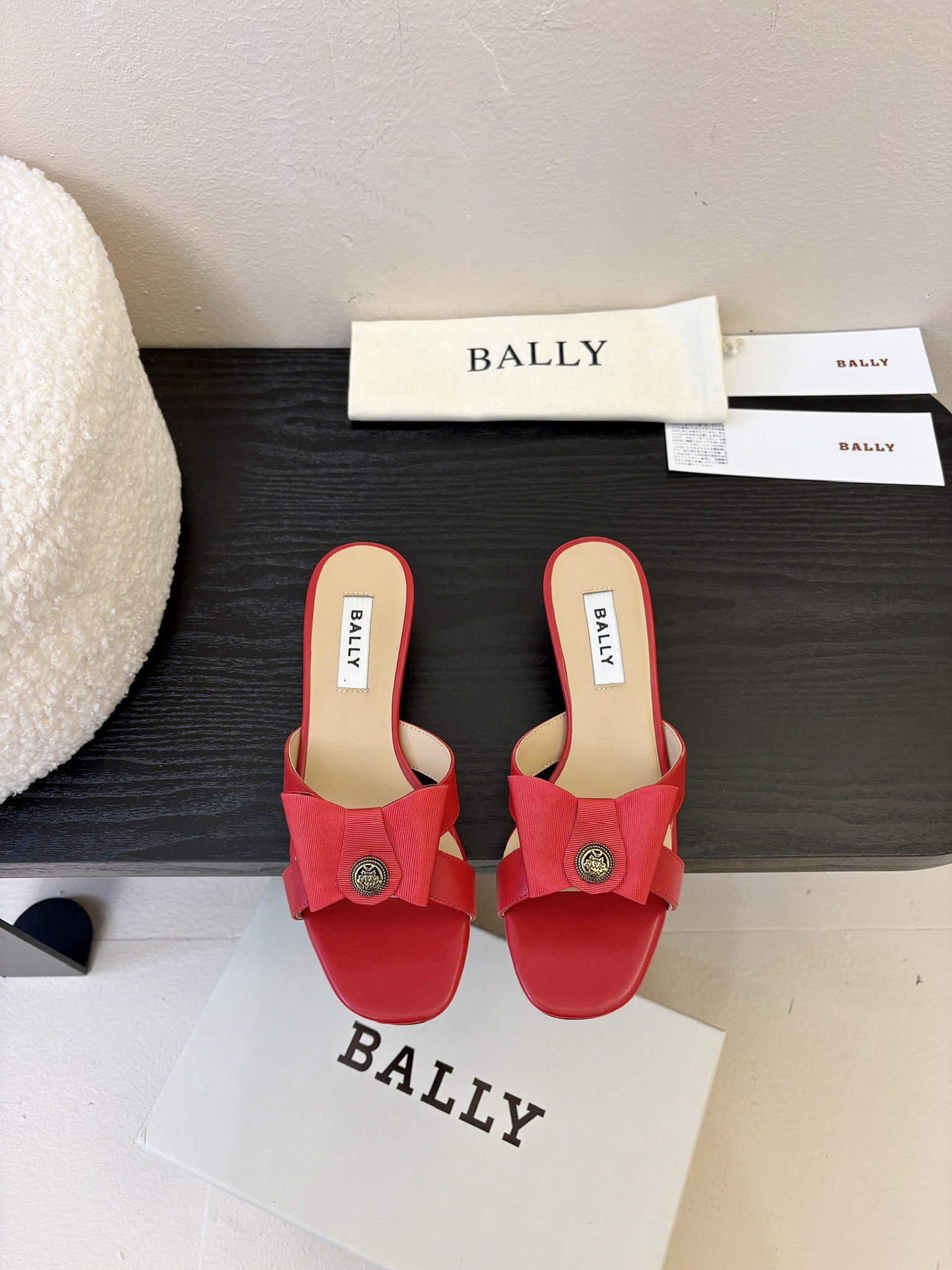 
Bally 芭利 25ss春夏新款 织带蝴蝶结 扣饰 粗跟 单鞋

款式新颖别致，采用方形头型设计 配