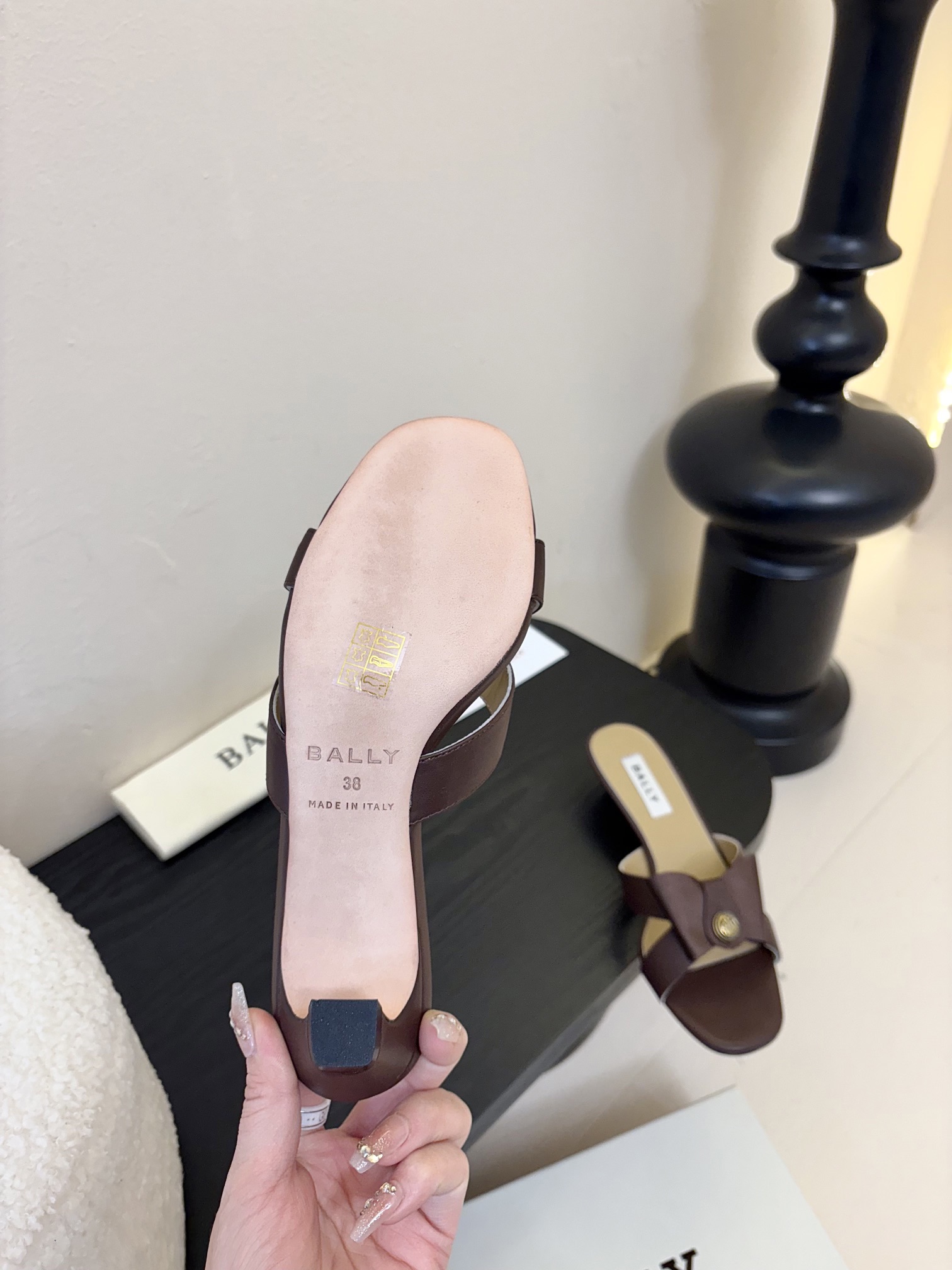 
Bally 芭利 25ss春夏新款 织带蝴蝶结 扣饰 粗跟 单鞋

款式新颖别致，采用方形头型设计 配