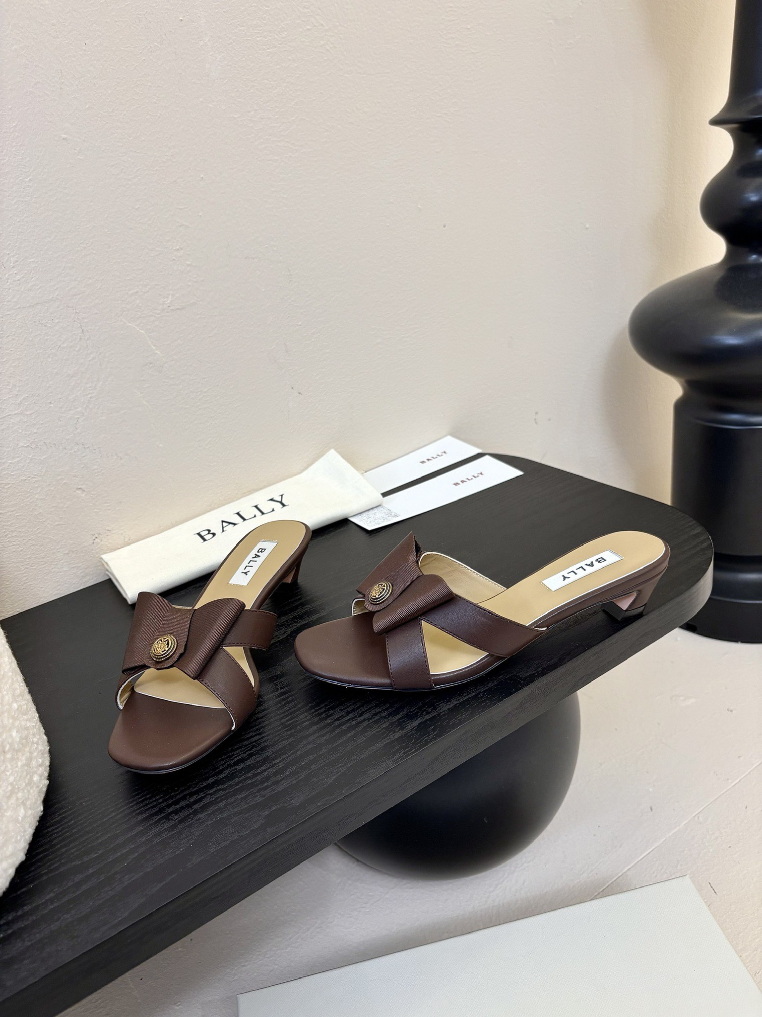 
Bally 芭利 25ss春夏新款 织带蝴蝶结 扣饰 粗跟 单鞋

款式新颖别致，采用方形头型设计 配