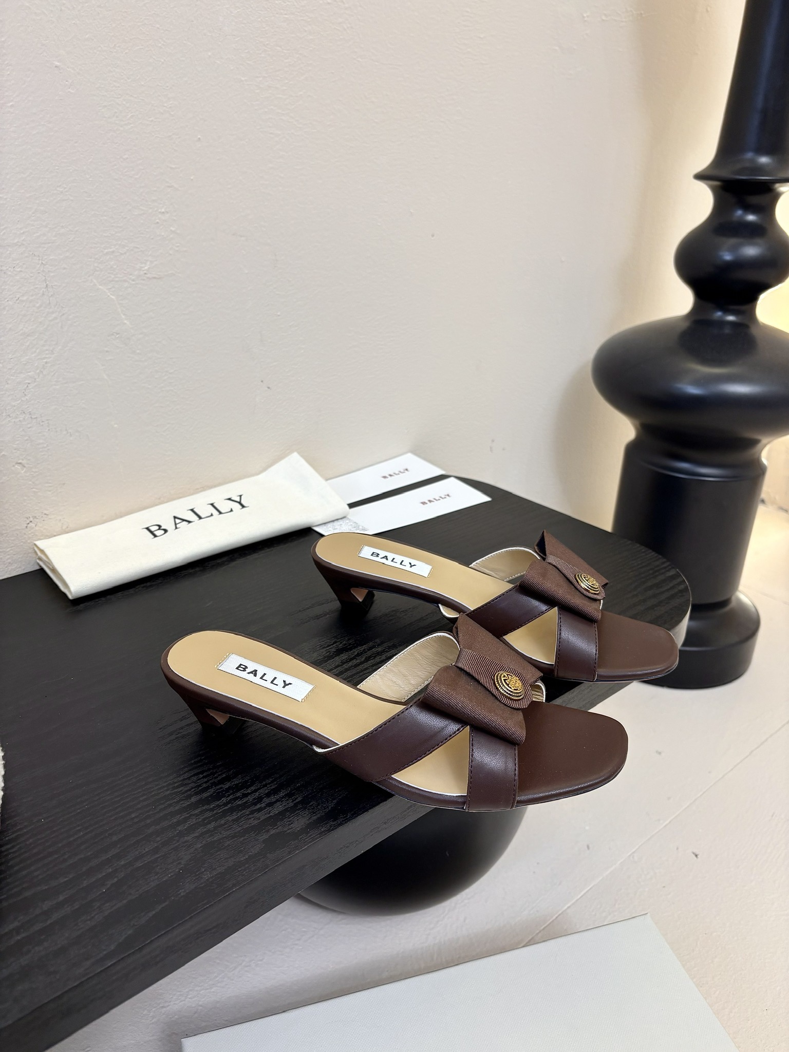 
Bally 芭利 25ss春夏新款 织带蝴蝶结 扣饰 粗跟 单鞋

款式新颖别致，采用方形头型设计 配
