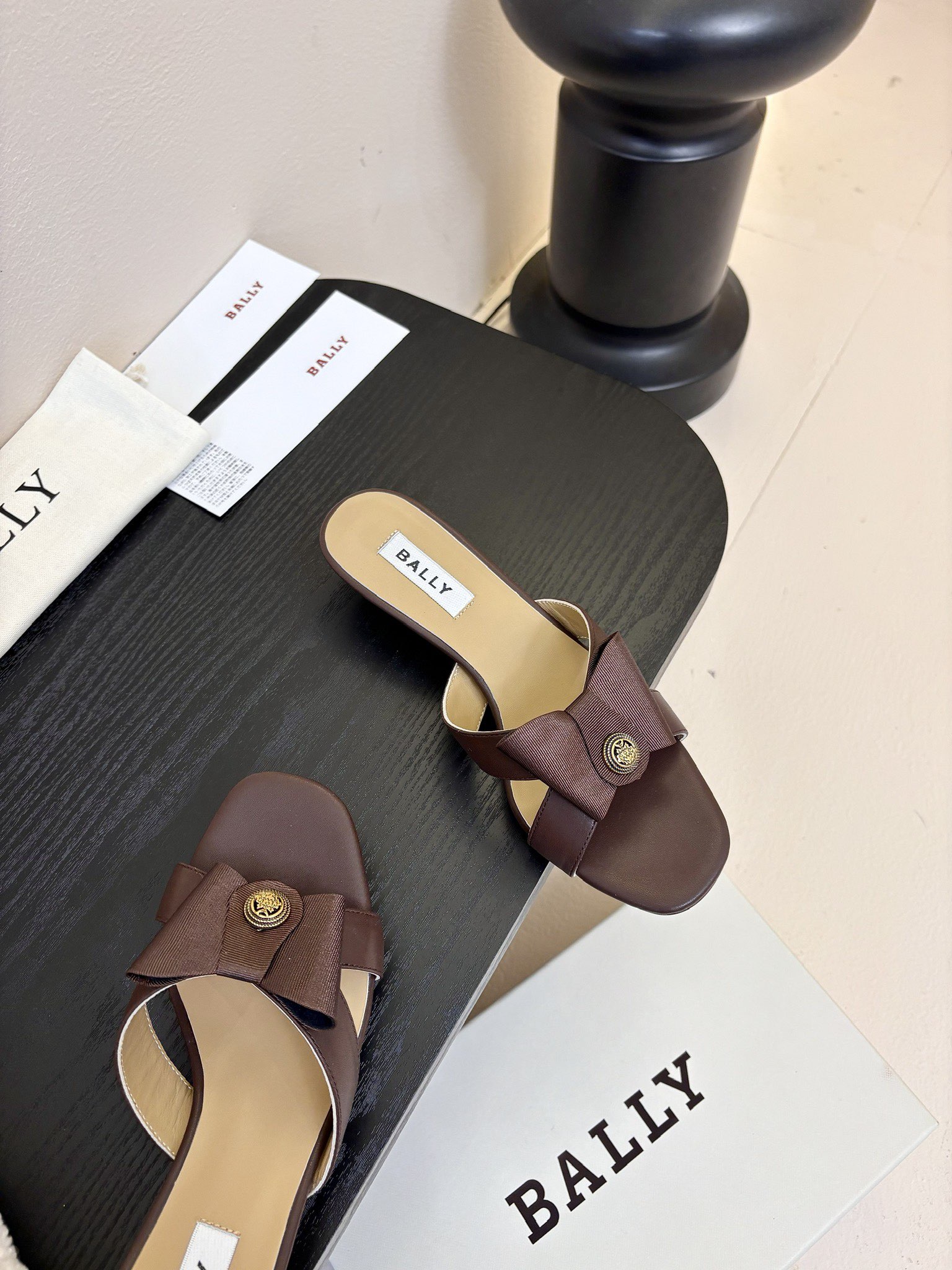 
Bally 芭利 25ss春夏新款 织带蝴蝶结 扣饰 粗跟 单鞋

款式新颖别致，采用方形头型设计 配