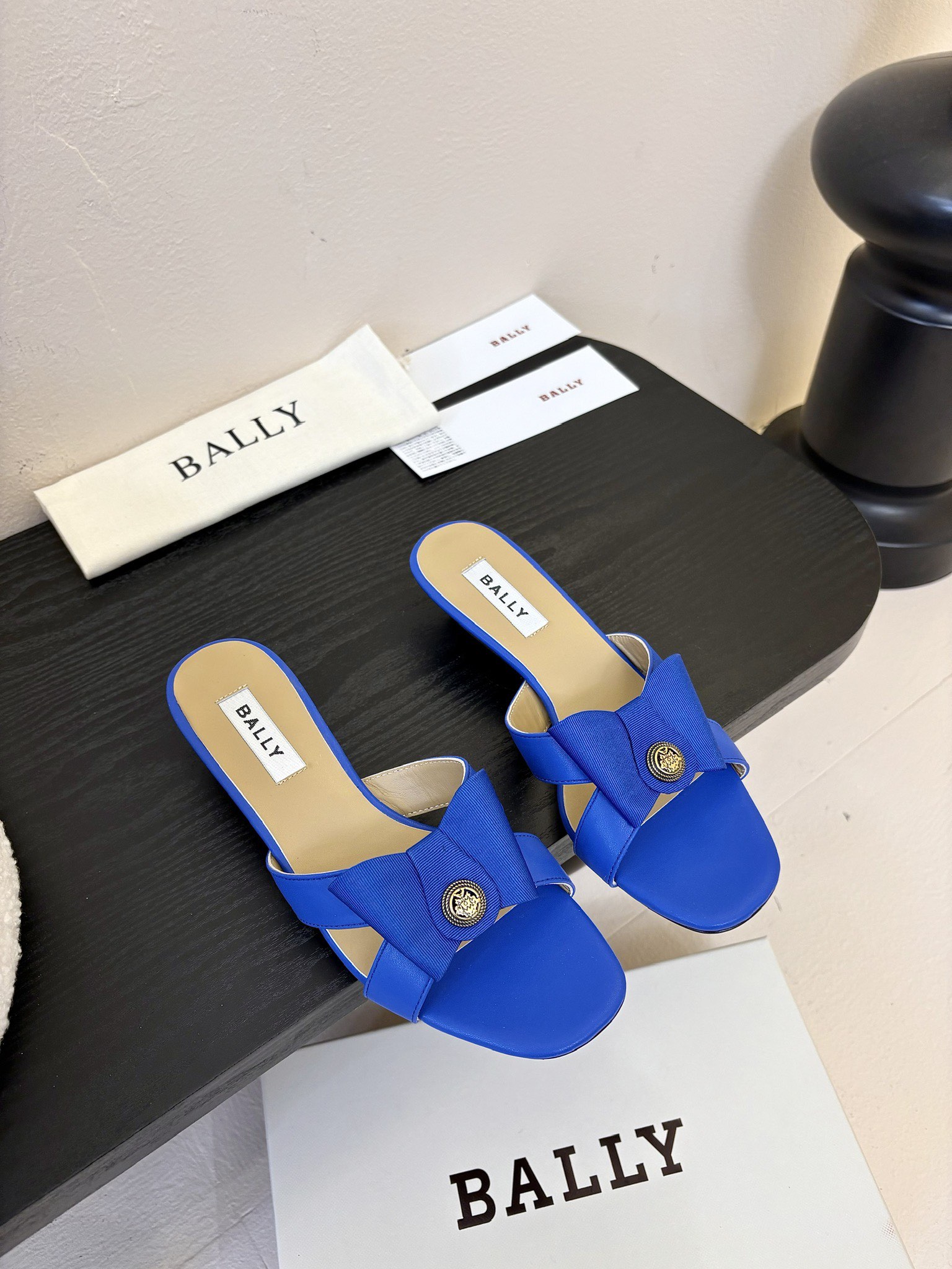 
Bally 芭利 25ss春夏新款 织带蝴蝶结 扣饰 粗跟 单鞋

款式新颖别致，采用方形头型设计 配
