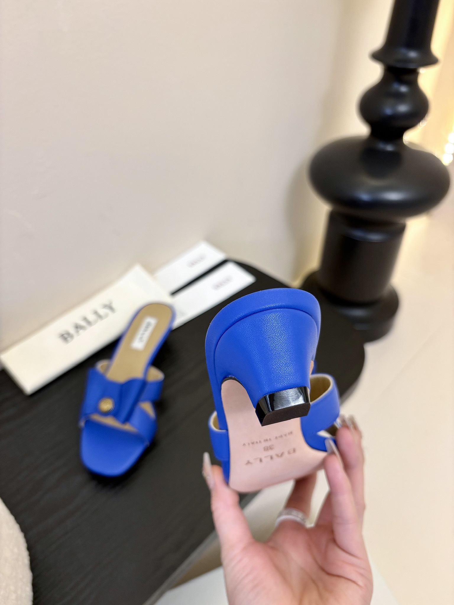 
Bally 芭利 25ss春夏新款 织带蝴蝶结 扣饰 粗跟 单鞋

款式新颖别致，采用方形头型设计 配