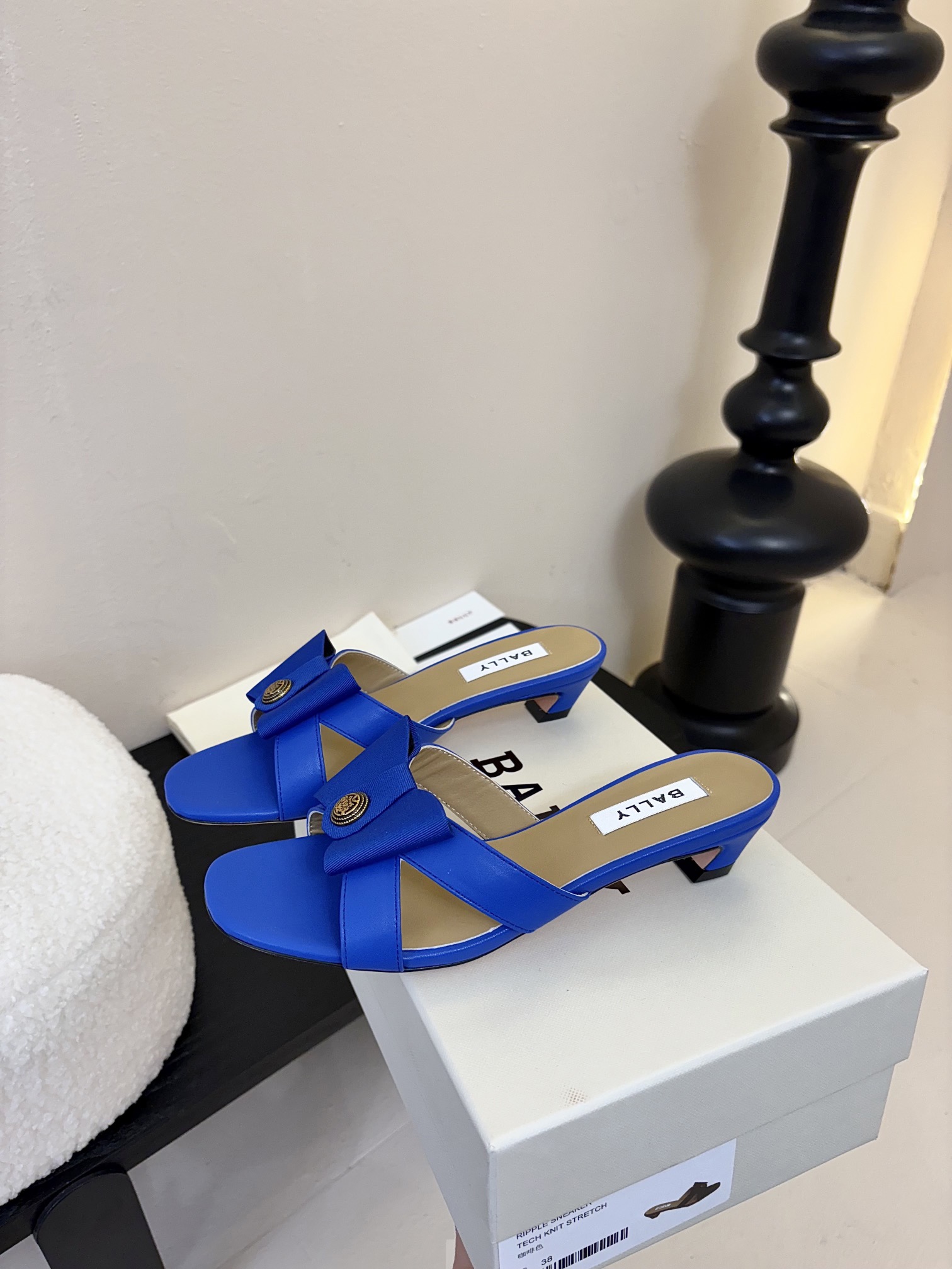 
Bally 芭利 25ss春夏新款 织带蝴蝶结 扣饰 粗跟 单鞋

款式新颖别致，采用方形头型设计 配