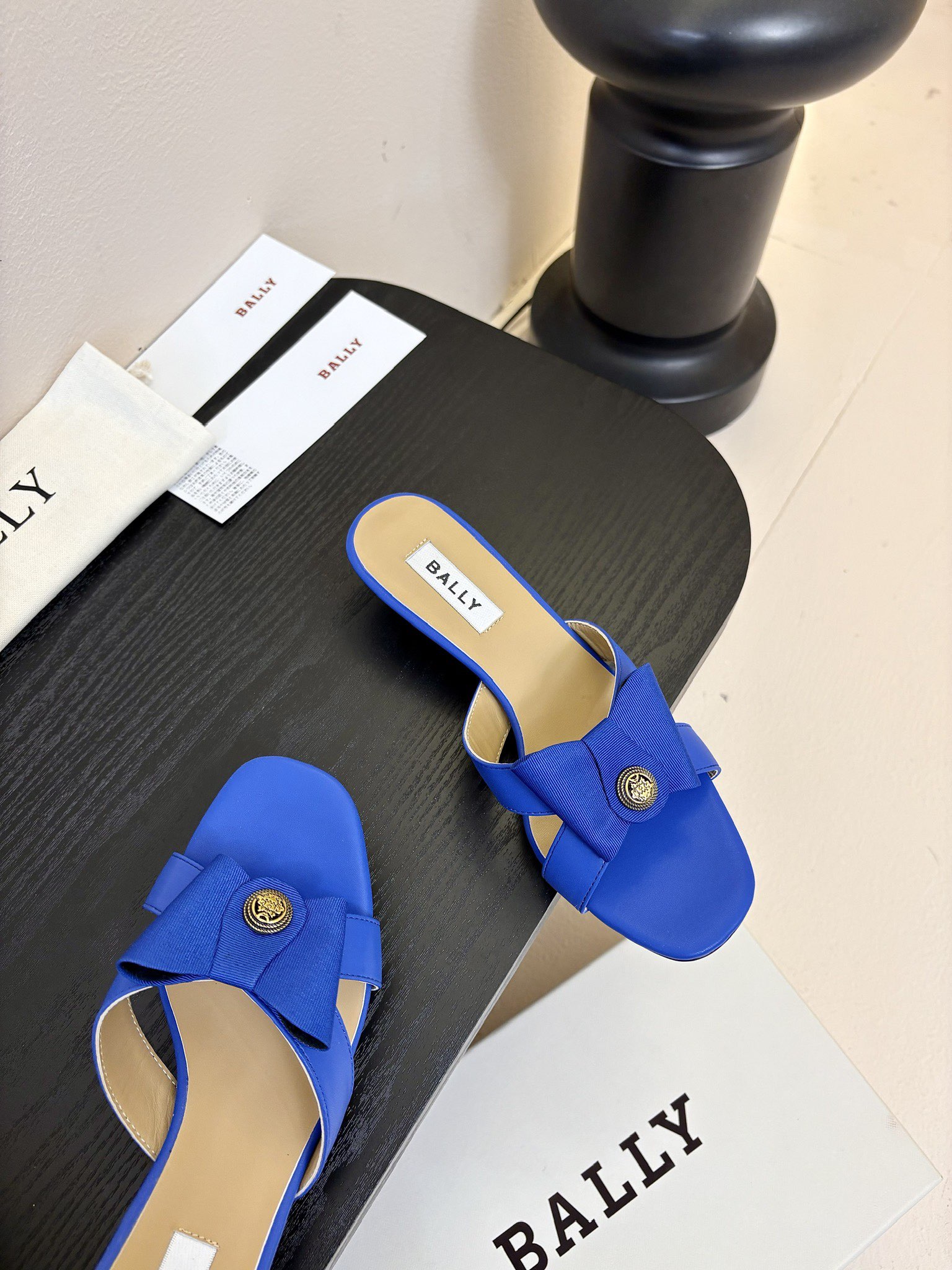
Bally 芭利 25ss春夏新款 织带蝴蝶结 扣饰 粗跟 单鞋

款式新颖别致，采用方形头型设计 配