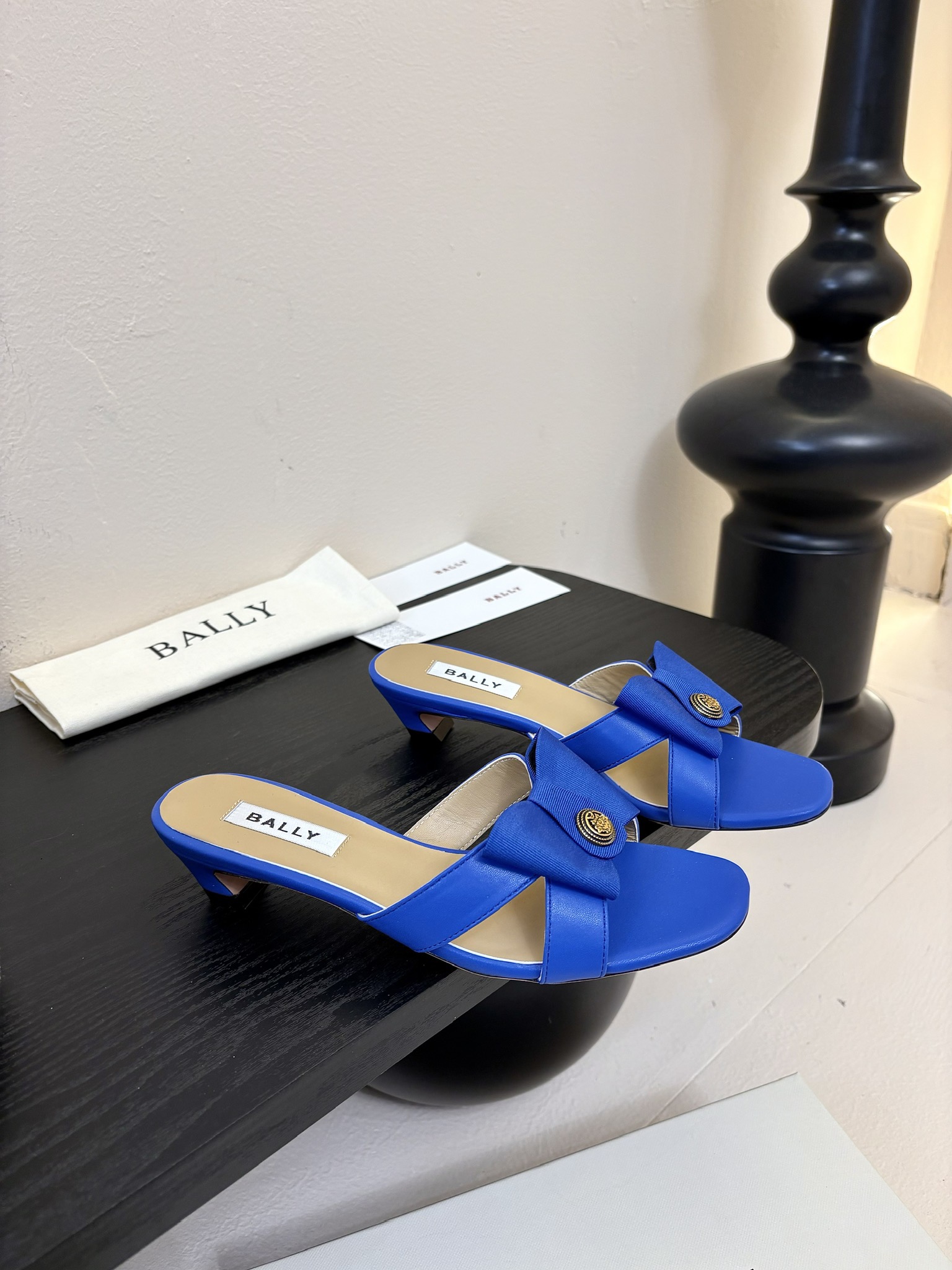 
Bally 芭利 25ss春夏新款 织带蝴蝶结 扣饰 粗跟 单鞋

款式新颖别致，采用方形头型设计 配