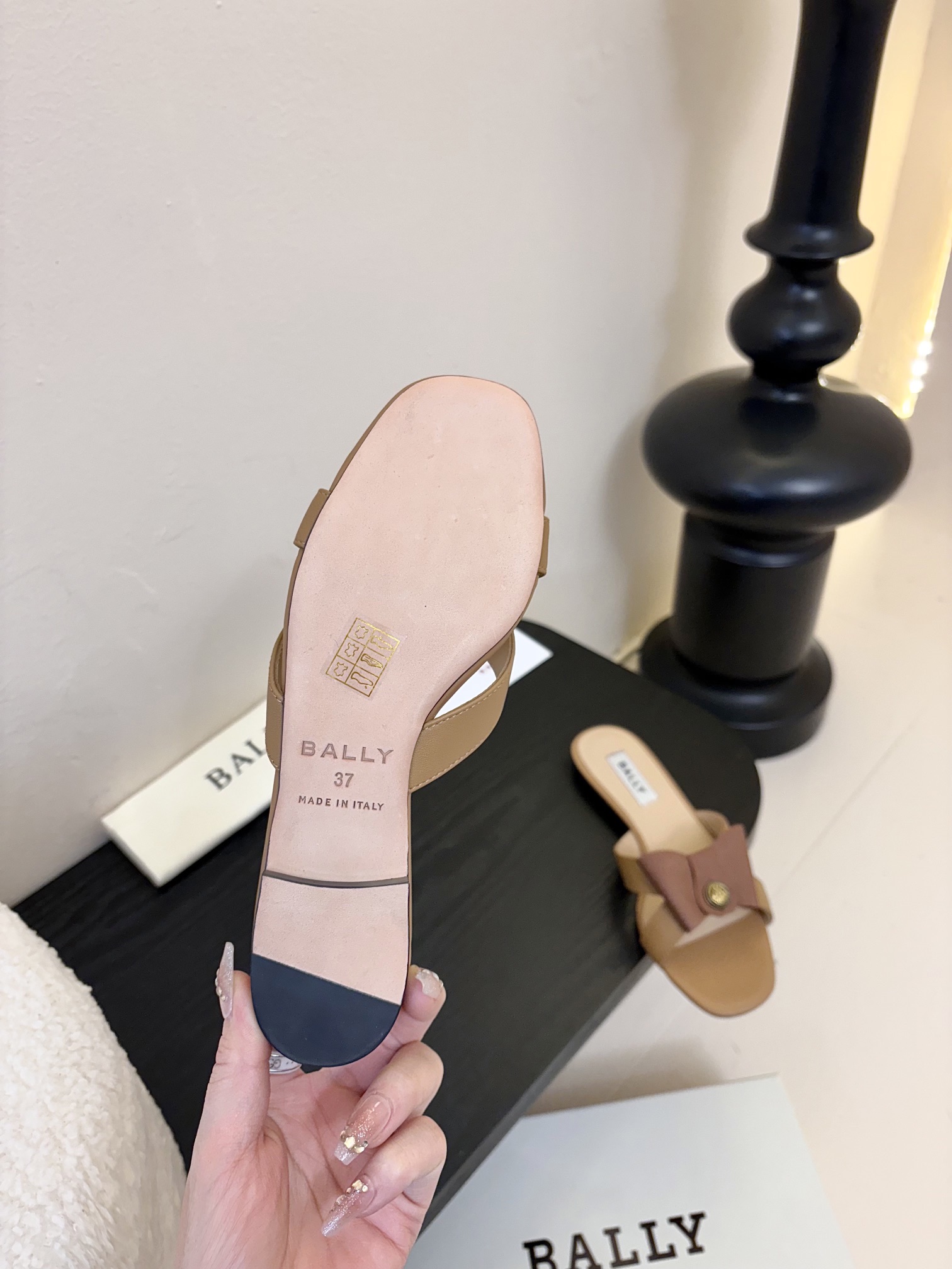 
Bally 芭利 25ss春夏新款 织带蝴蝶结 扣饰 粗跟 单鞋

款式新颖别致，采用方形头型设计 配