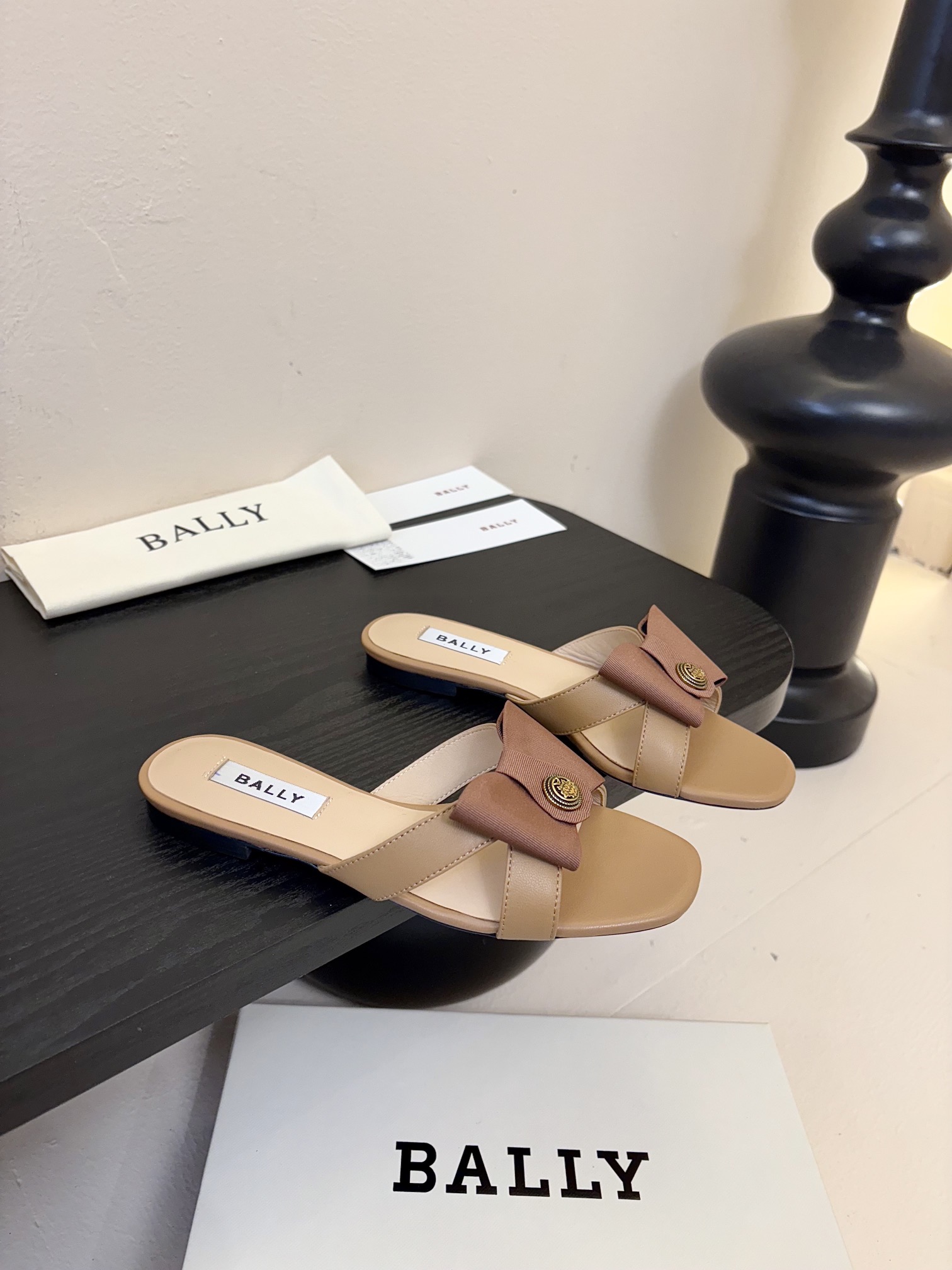 
Bally 芭利 25ss春夏新款 织带蝴蝶结 扣饰 粗跟 单鞋

款式新颖别致，采用方形头型设计 配