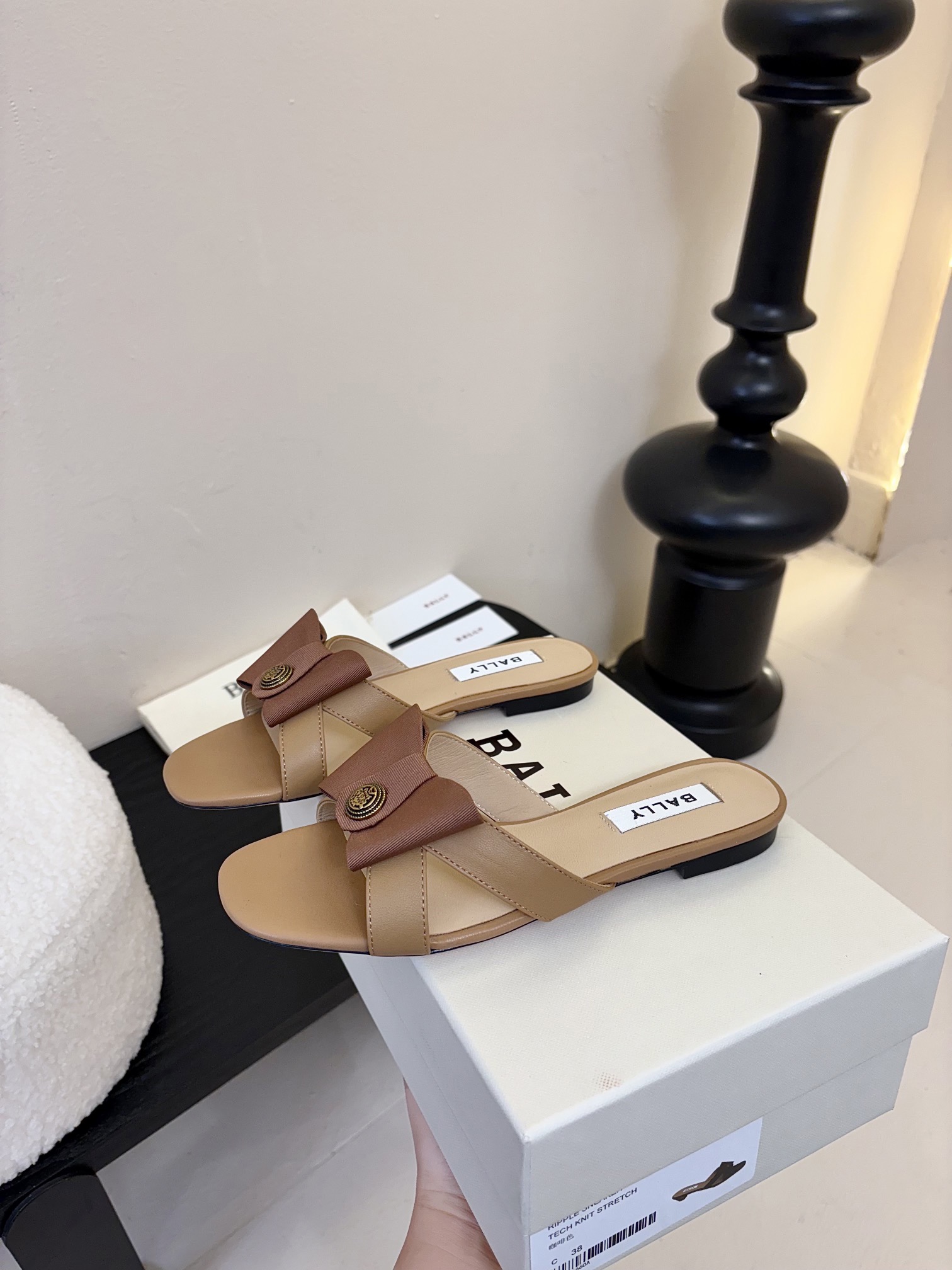 
Bally 芭利 25ss春夏新款 织带蝴蝶结 扣饰 粗跟 单鞋

款式新颖别致，采用方形头型设计 配