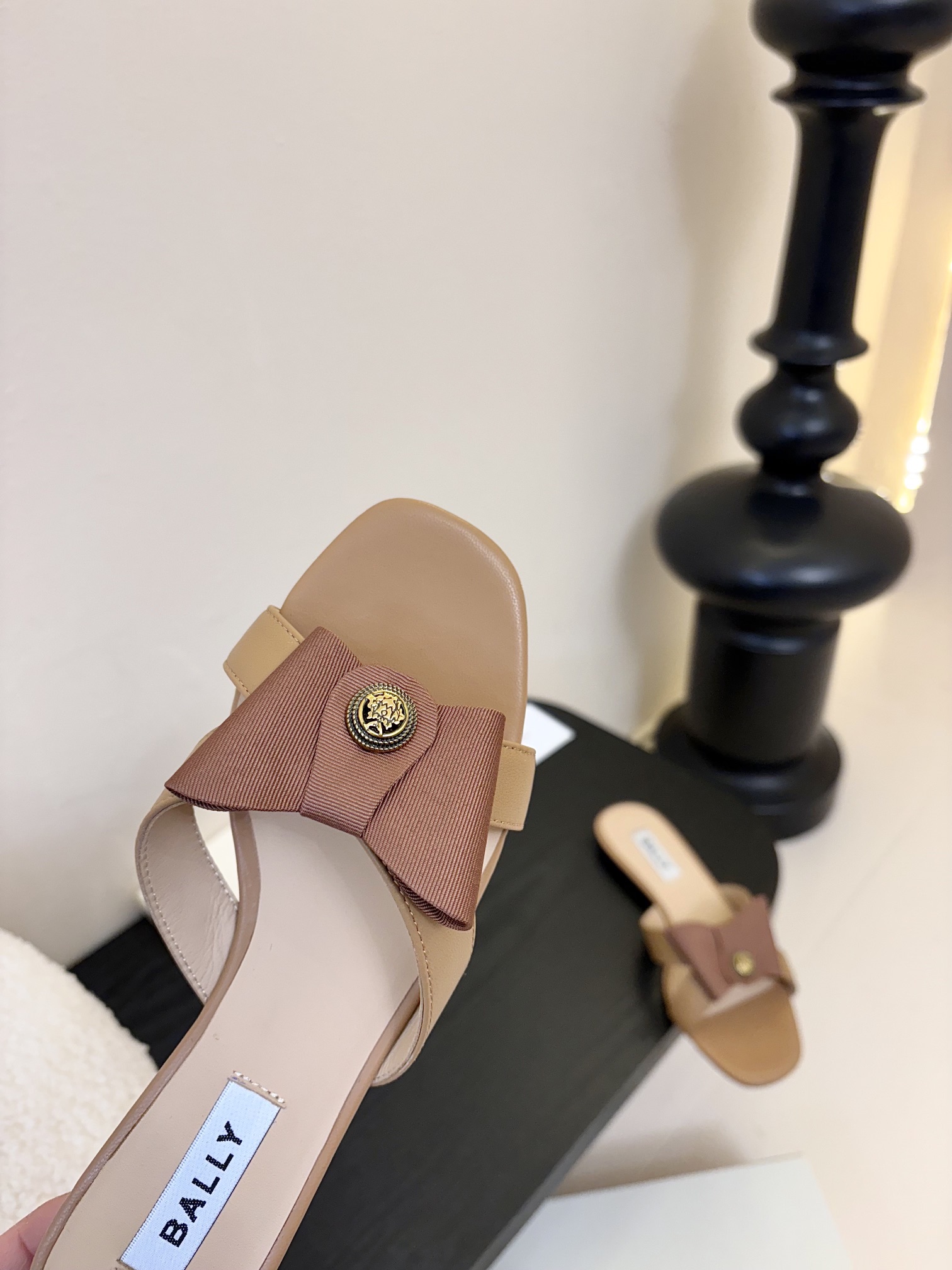 
Bally 芭利 25ss春夏新款 织带蝴蝶结 扣饰 粗跟 单鞋

款式新颖别致，采用方形头型设计 配