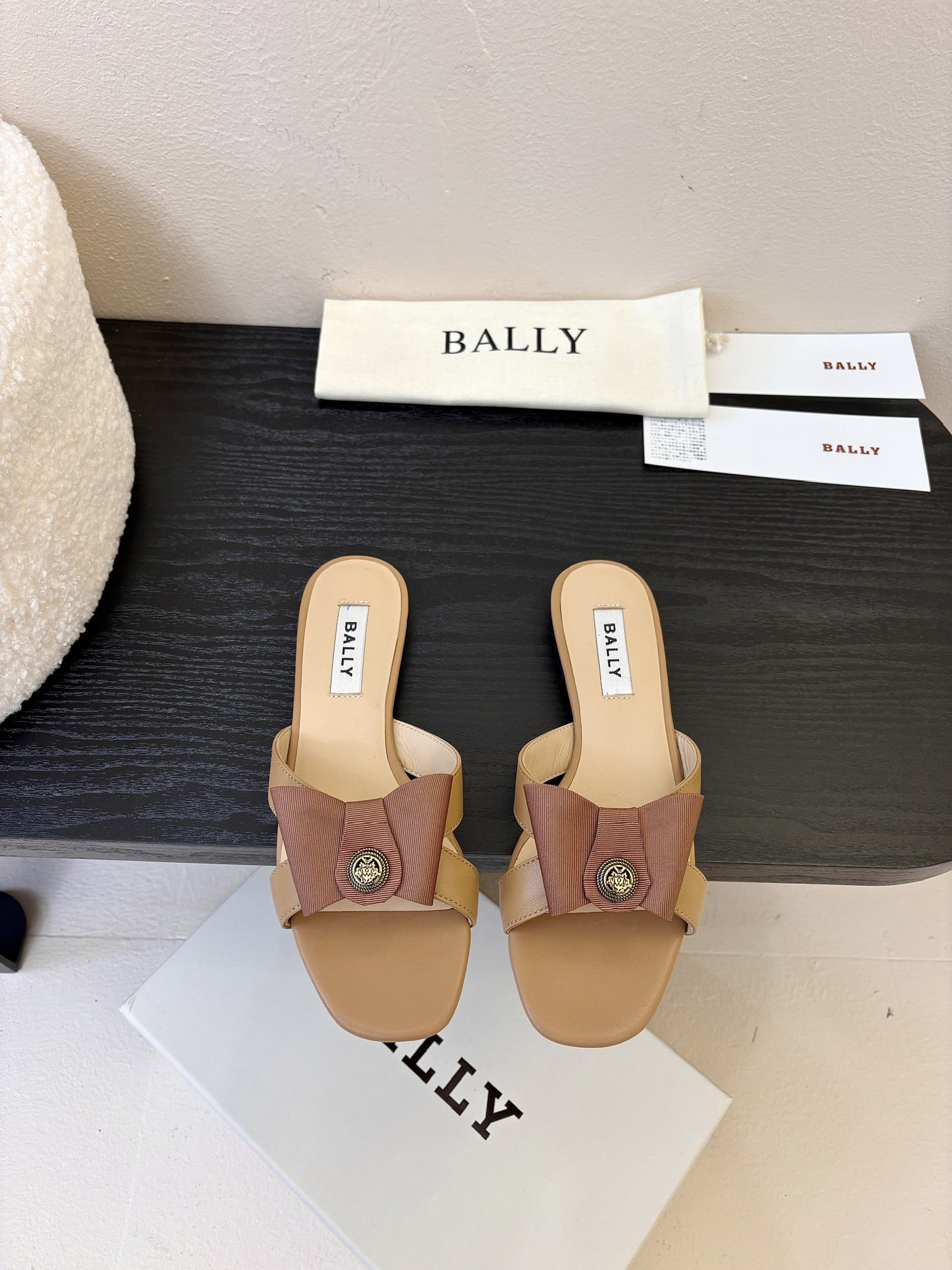 
Bally 芭利 25ss春夏新款 织带蝴蝶结 扣饰 粗跟 单鞋

款式新颖别致，采用方形头型设计 配