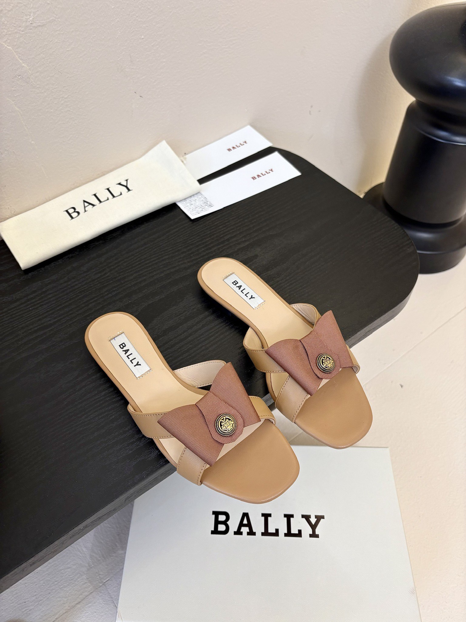 
Bally 芭利 25ss春夏新款 织带蝴蝶结 扣饰 粗跟 单鞋

款式新颖别致，采用方形头型设计 配