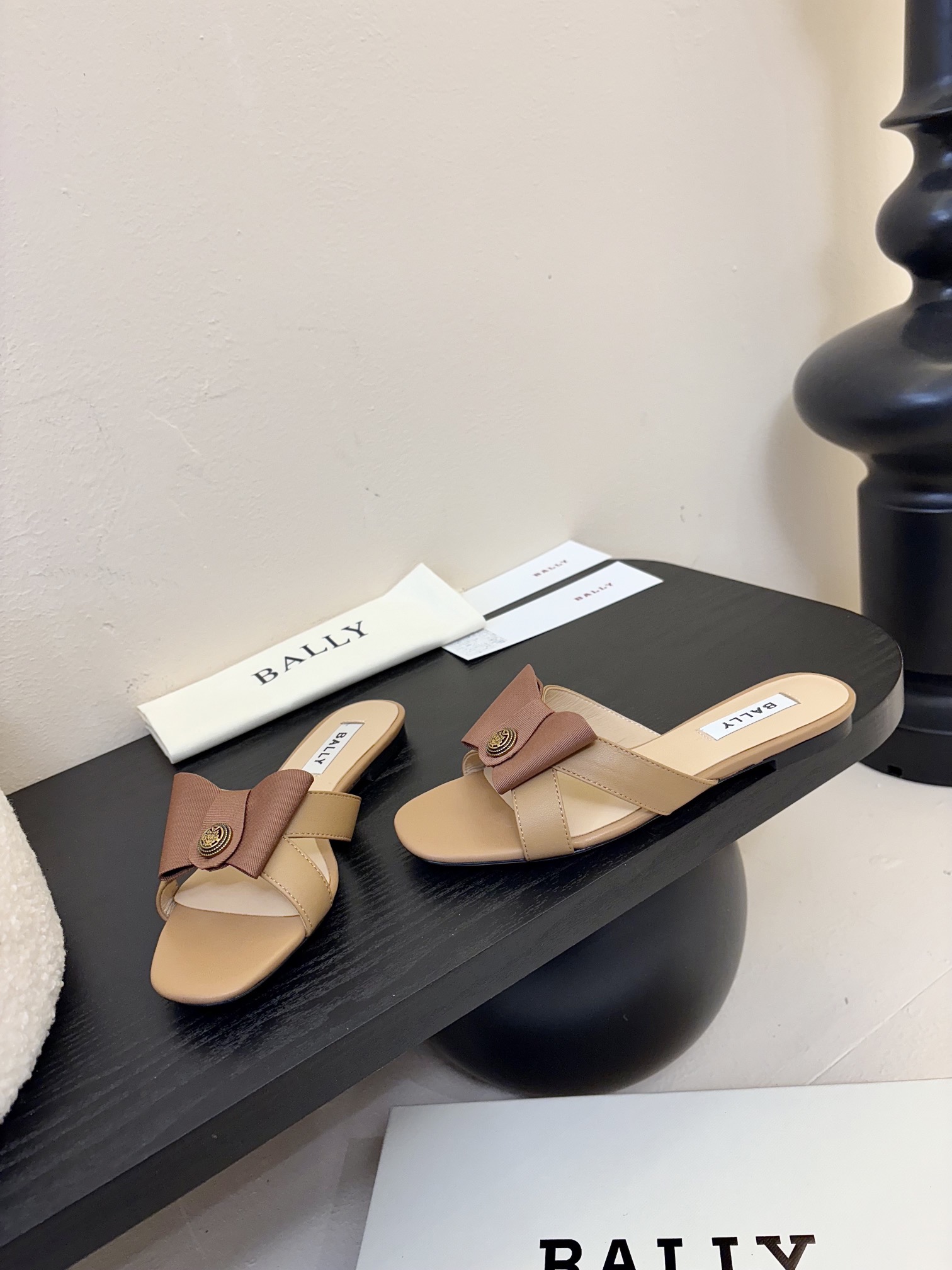 
Bally 芭利 25ss春夏新款 织带蝴蝶结 扣饰 粗跟 单鞋

款式新颖别致，采用方形头型设计 配