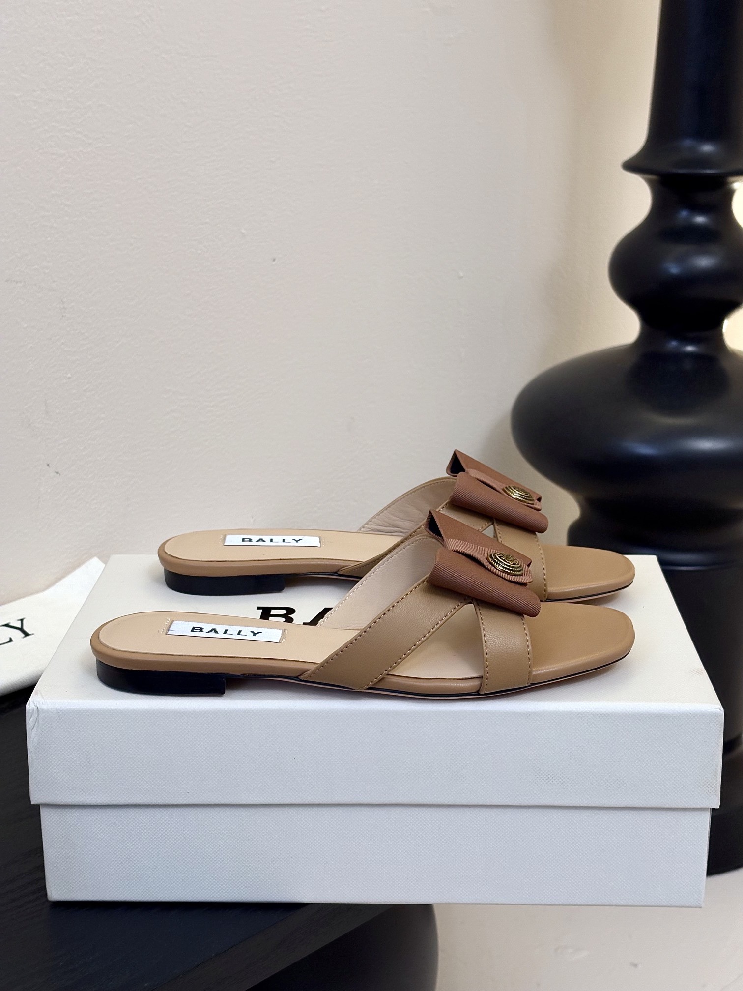 
Bally 芭利 25ss春夏新款 织带蝴蝶结 扣饰 粗跟 单鞋

款式新颖别致，采用方形头型设计 配