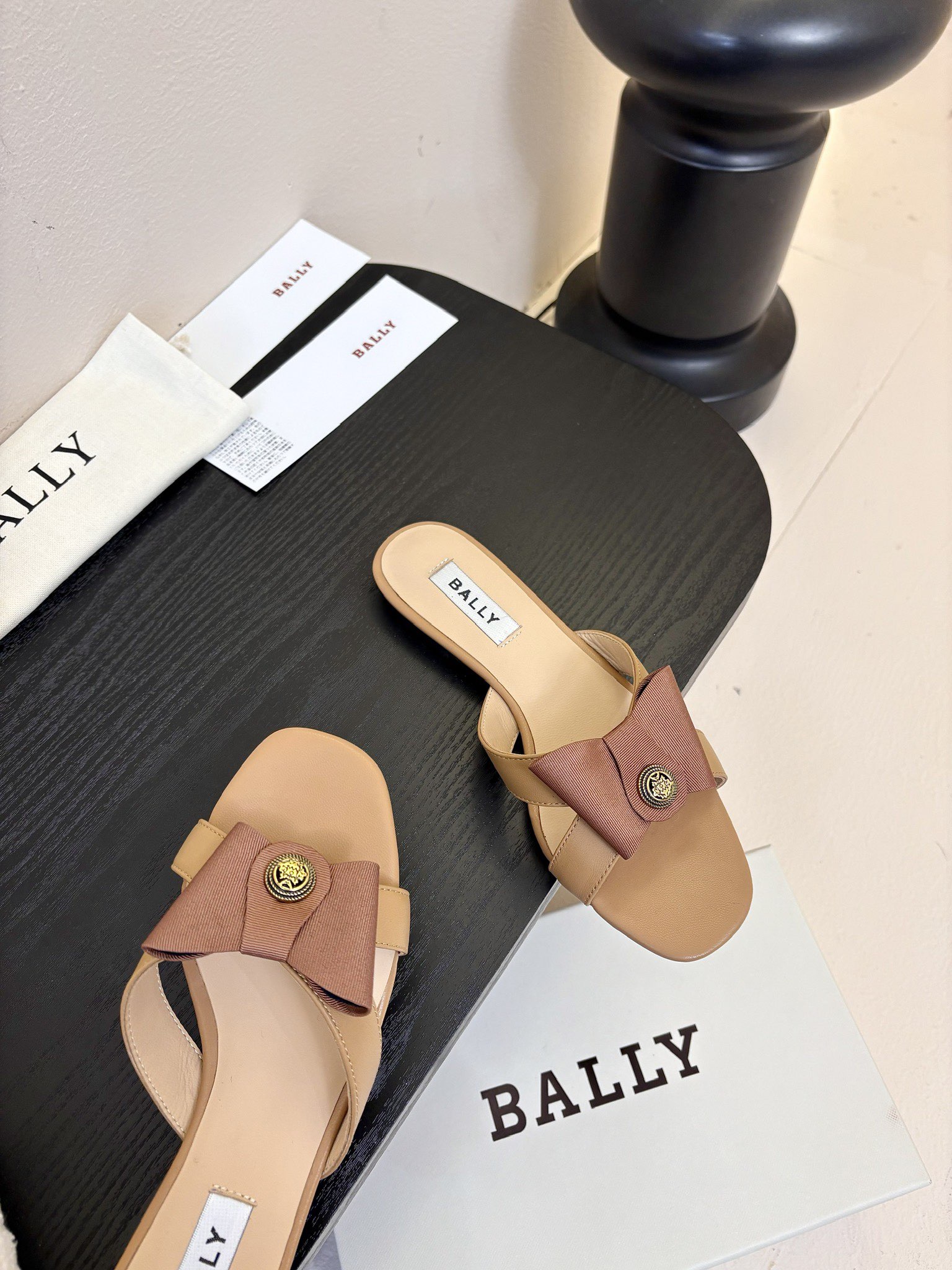 
Bally 芭利 25ss春夏新款 织带蝴蝶结 扣饰 粗跟 单鞋

款式新颖别致，采用方形头型设计 配