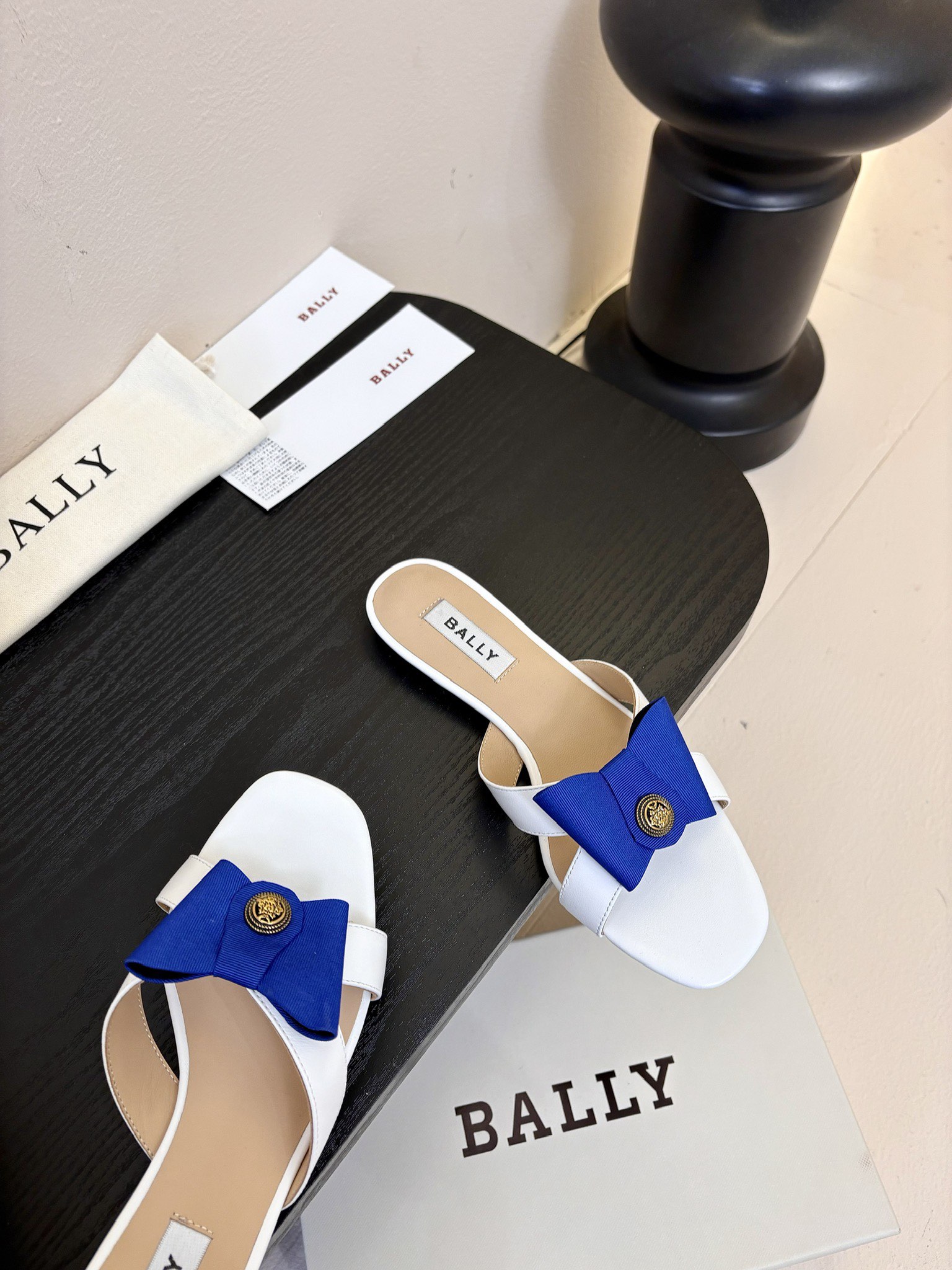 
Bally 芭利 25ss春夏新款 织带蝴蝶结 扣饰 粗跟 单鞋

款式新颖别致，采用方形头型设计 配