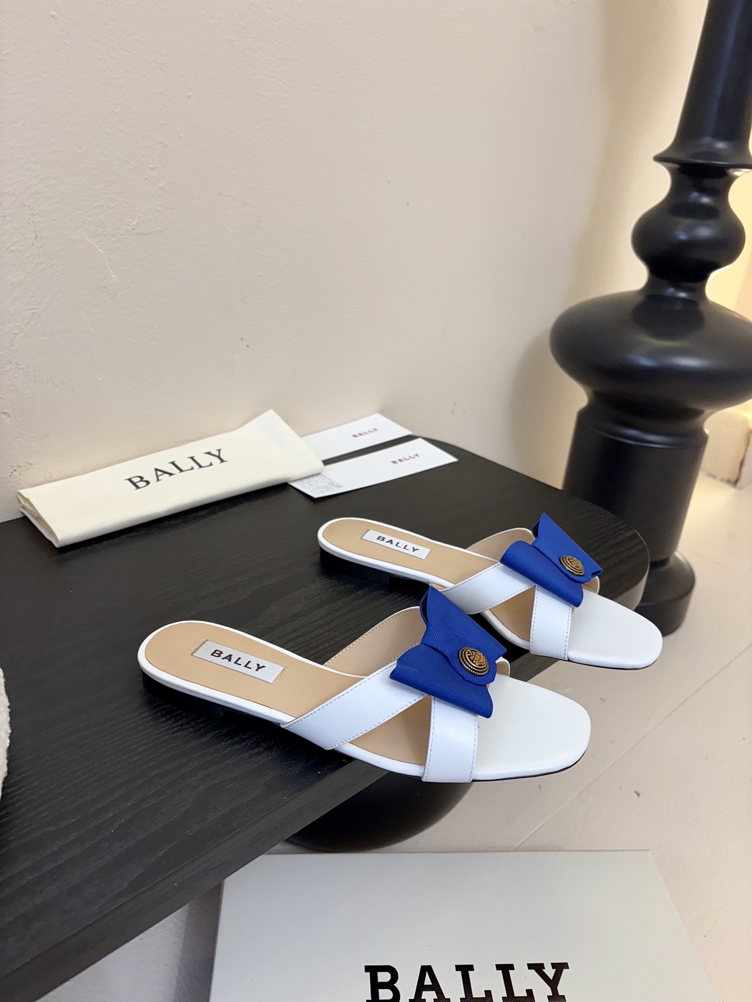 
Bally 芭利 25ss春夏新款 织带蝴蝶结 扣饰 粗跟 单鞋

款式新颖别致，采用方形头型设计 配
