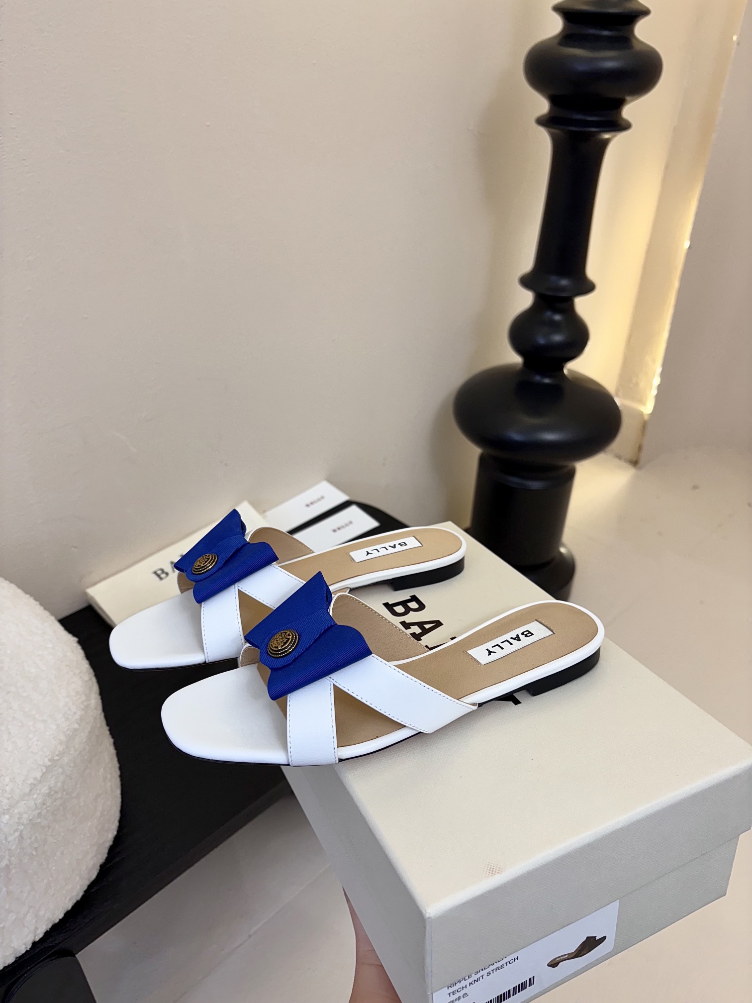 
Bally 芭利 25ss春夏新款 织带蝴蝶结 扣饰 粗跟 单鞋

款式新颖别致，采用方形头型设计 配