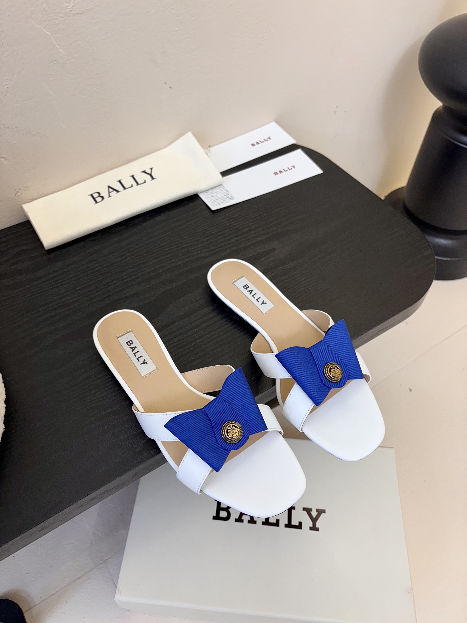 
Bally 芭利 25ss春夏新款 织带蝴蝶结 扣饰 粗跟 单鞋

款式新颖别致，采用方形头型设计 配