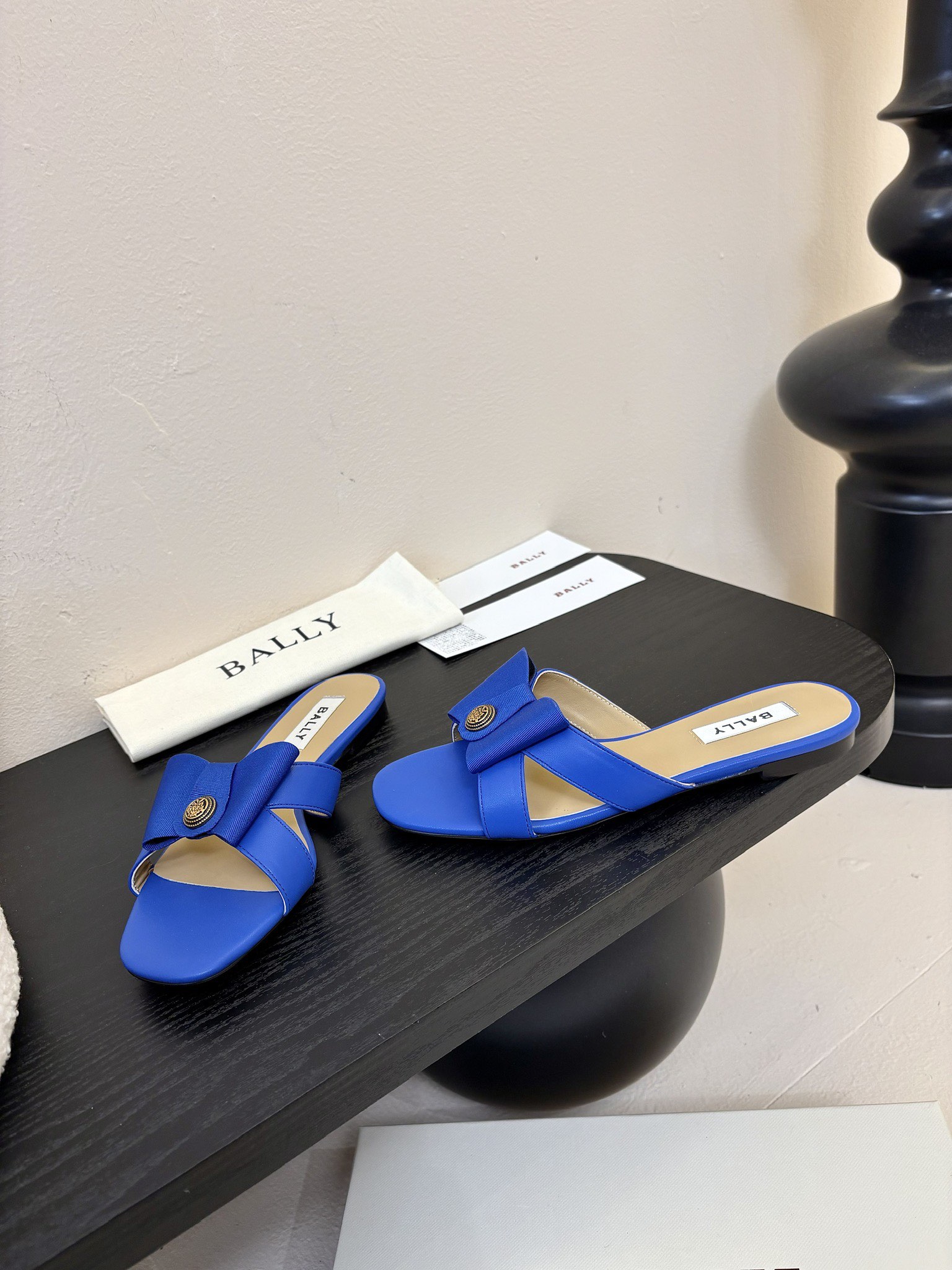 
Bally 芭利 25ss春夏新款 织带蝴蝶结 扣饰 粗跟 单鞋

款式新颖别致，采用方形头型设计 配