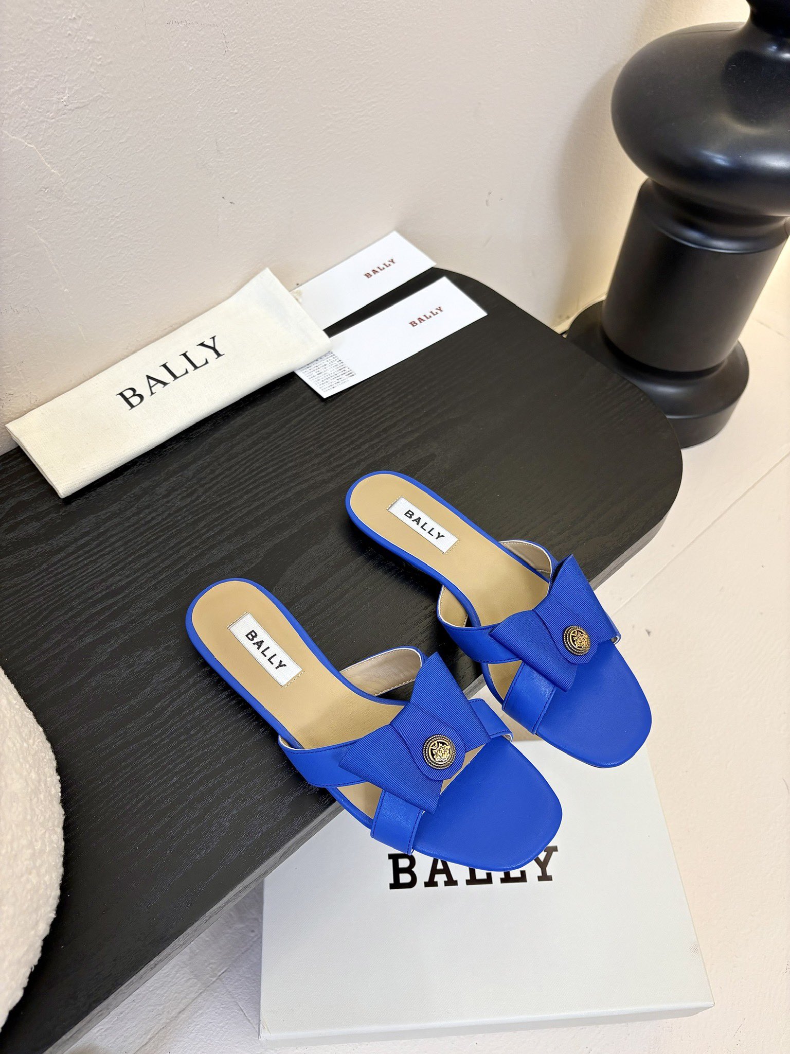 
Bally 芭利 25ss春夏新款 织带蝴蝶结 扣饰 粗跟 单鞋

款式新颖别致，采用方形头型设计 配