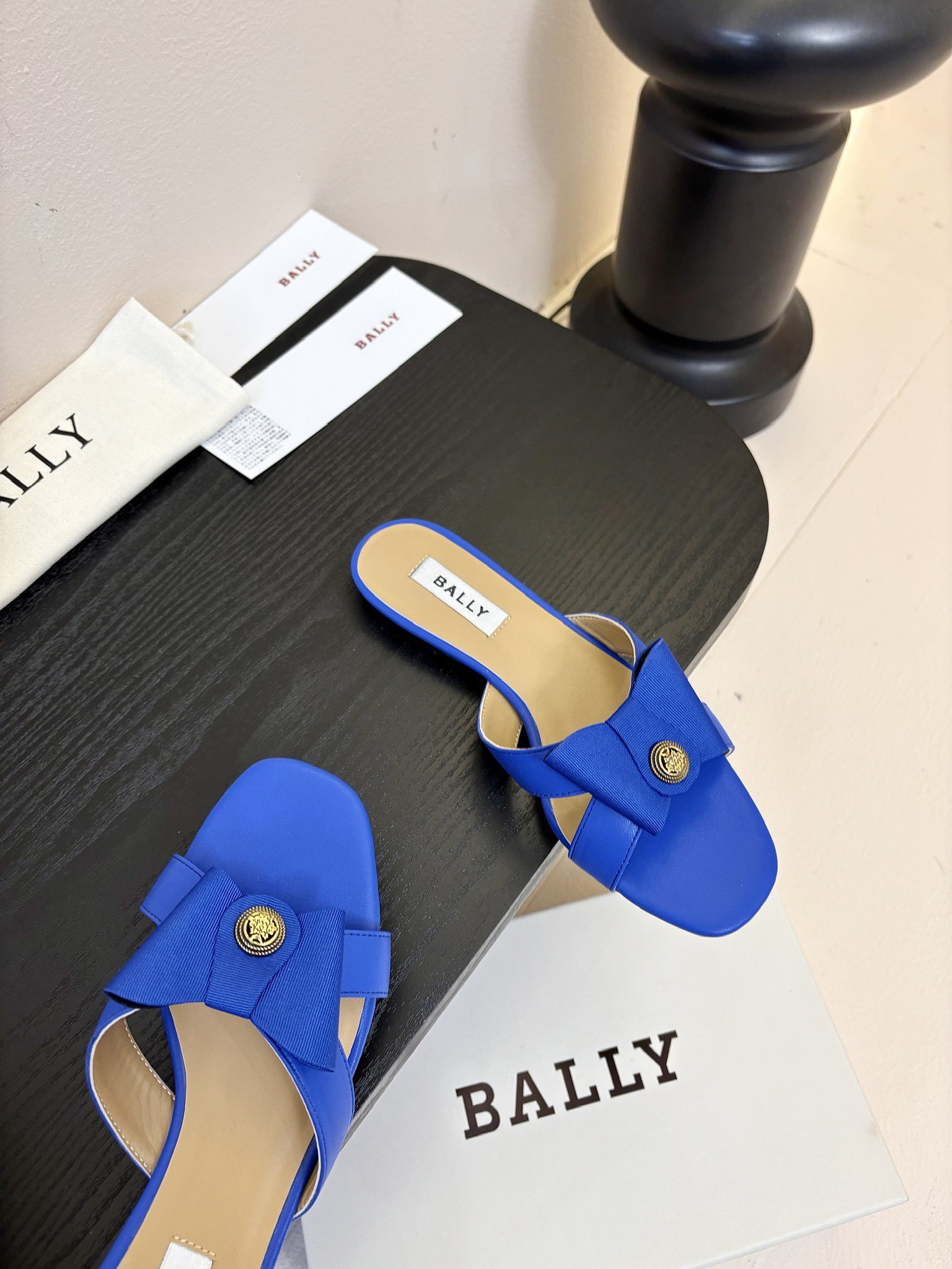 
Bally 芭利 25ss春夏新款 织带蝴蝶结 扣饰 粗跟 单鞋

款式新颖别致，采用方形头型设计 配