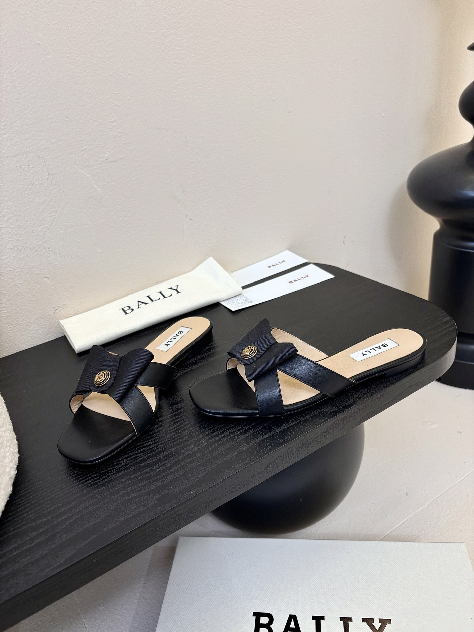 
Bally 芭利 25ss春夏新款 织带蝴蝶结 扣饰 粗跟 单鞋

款式新颖别致，采用方形头型设计 配