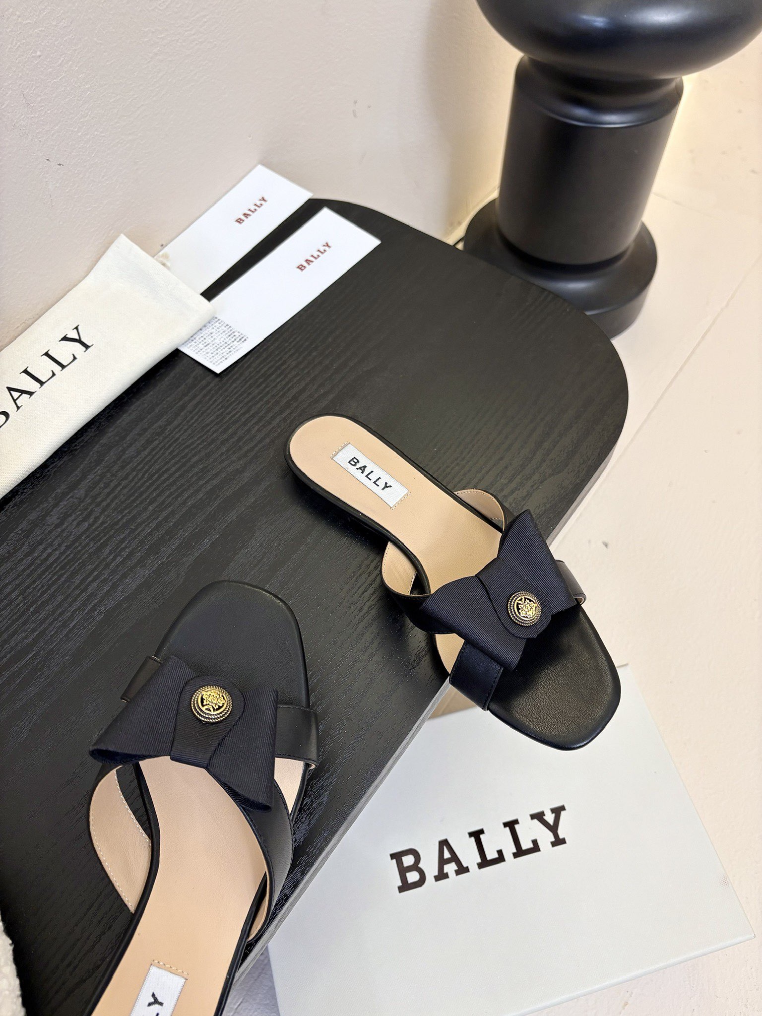 
Bally 芭利 25ss春夏新款 织带蝴蝶结 扣饰 粗跟 单鞋

款式新颖别致，采用方形头型设计 配