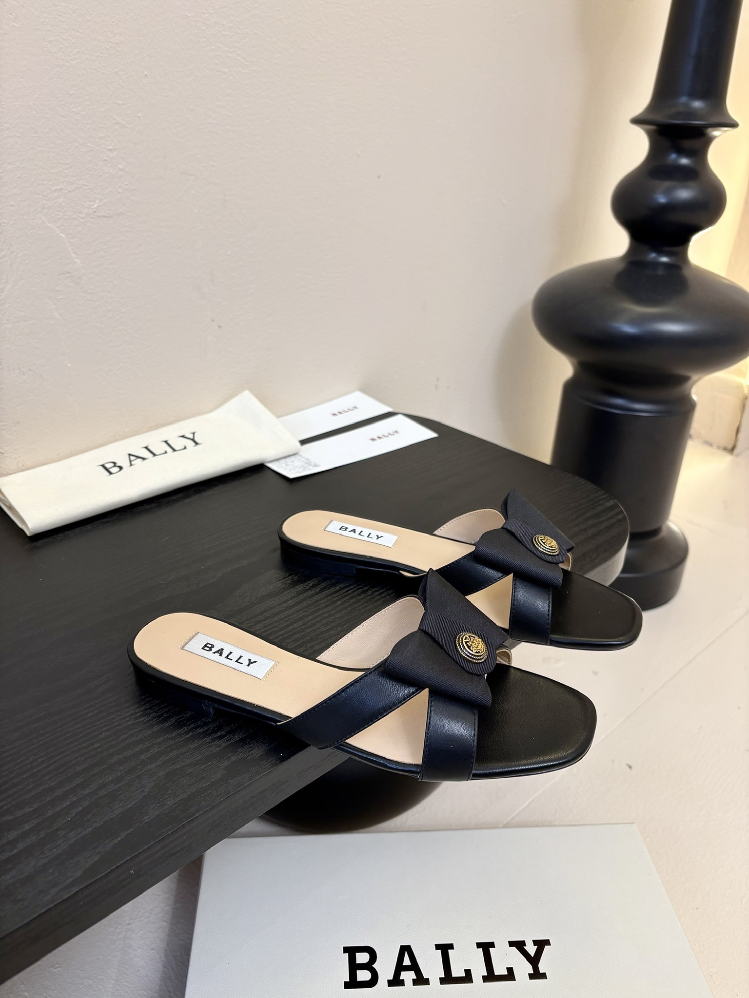
Bally 芭利 25ss春夏新款 织带蝴蝶结 扣饰 粗跟 单鞋

款式新颖别致，采用方形头型设计 配