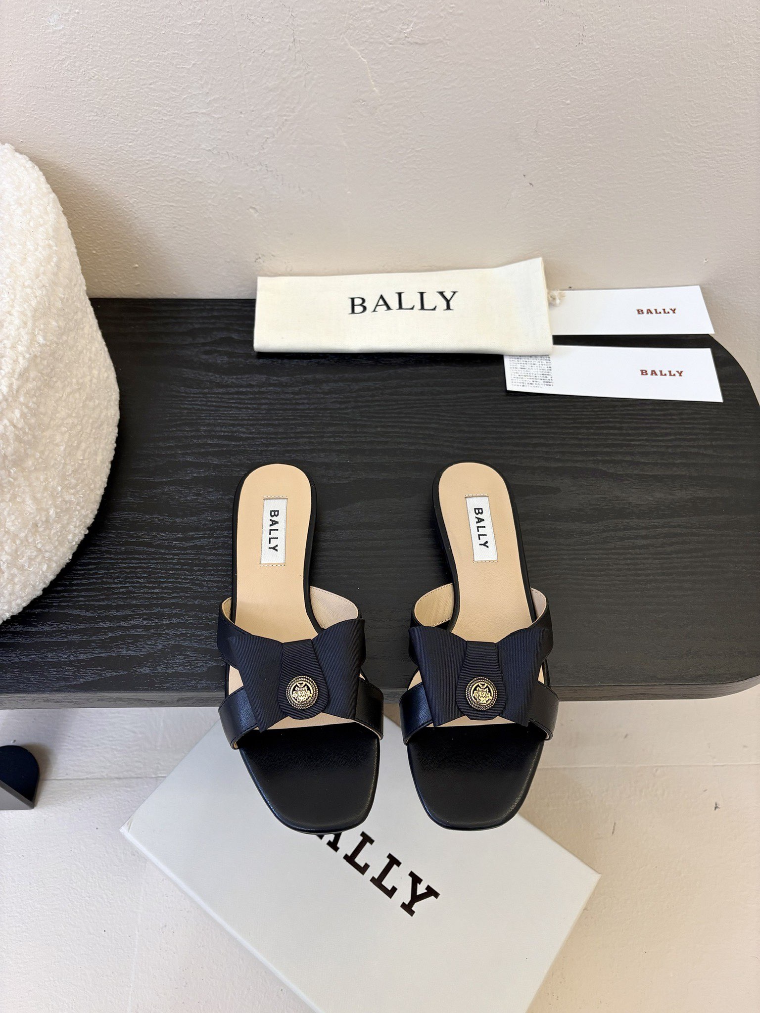 
Bally 芭利 25ss春夏新款 织带蝴蝶结 扣饰 粗跟 单鞋

款式新颖别致，采用方形头型设计 配