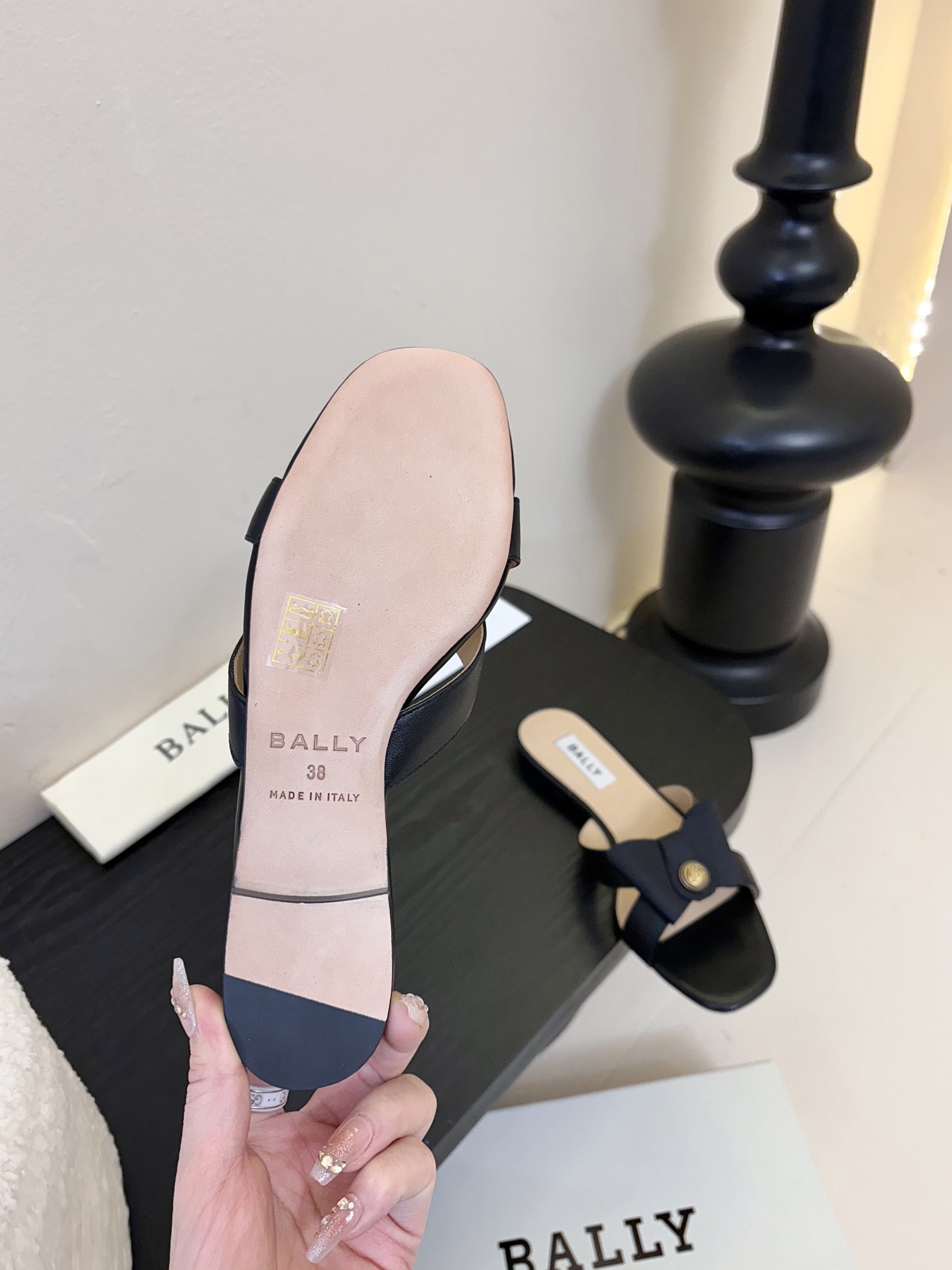 
Bally 芭利 25ss春夏新款 织带蝴蝶结 扣饰 粗跟 单鞋

款式新颖别致，采用方形头型设计 配