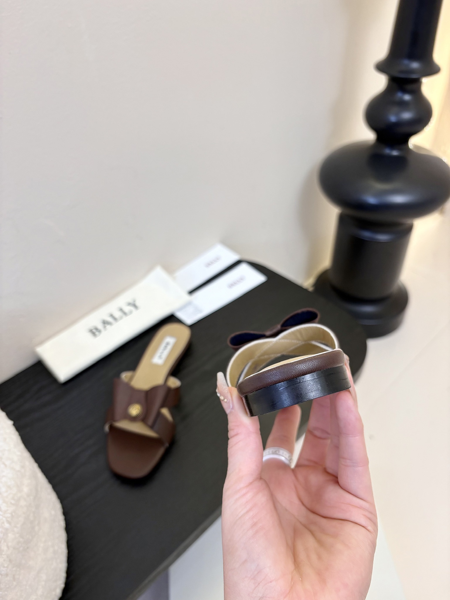 
Bally 芭利 25ss春夏新款 织带蝴蝶结 扣饰 粗跟 单鞋

款式新颖别致，采用方形头型设计 配
