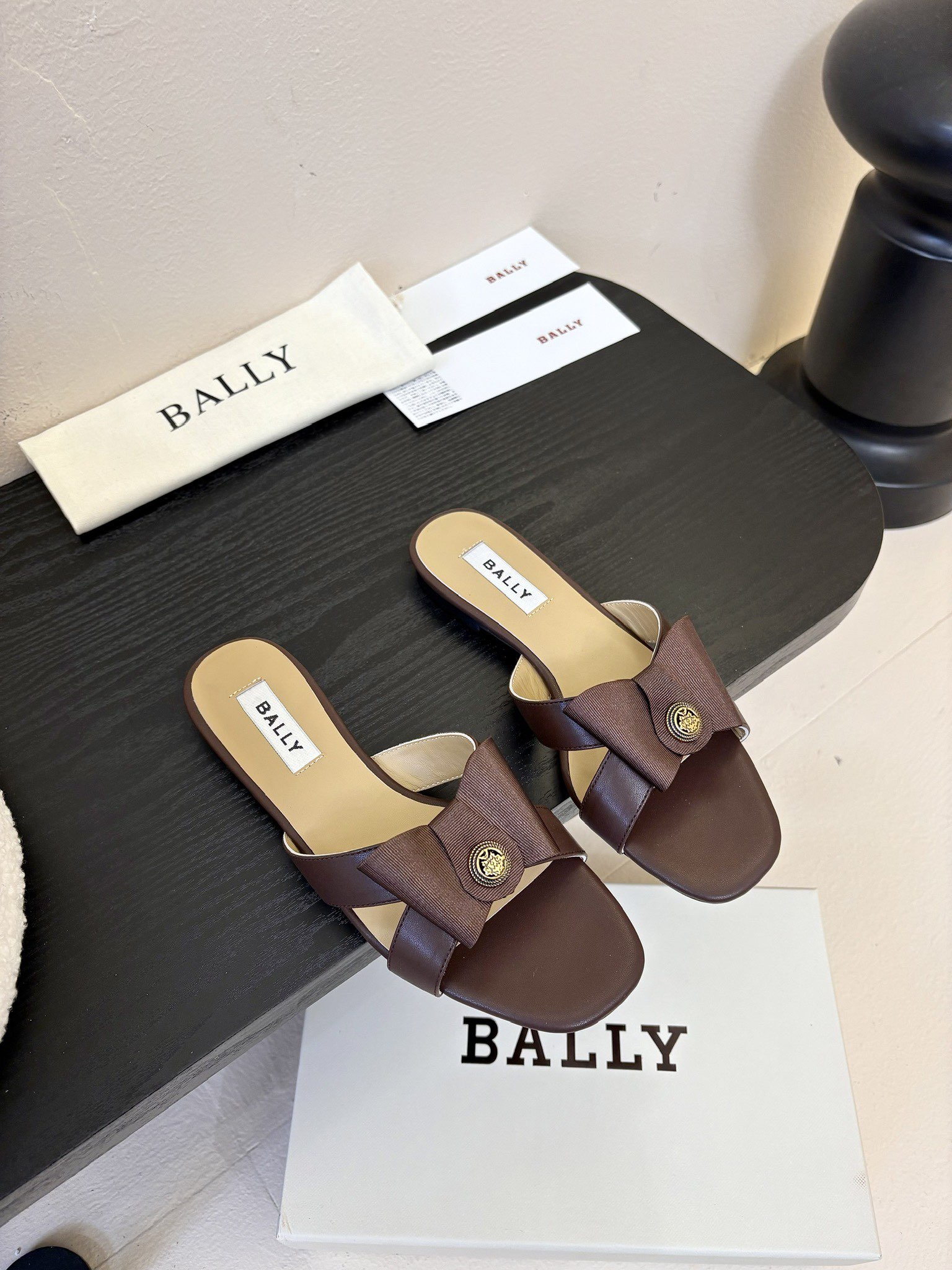 
Bally 芭利 25ss春夏新款 织带蝴蝶结 扣饰 粗跟 单鞋

款式新颖别致，采用方形头型设计 配