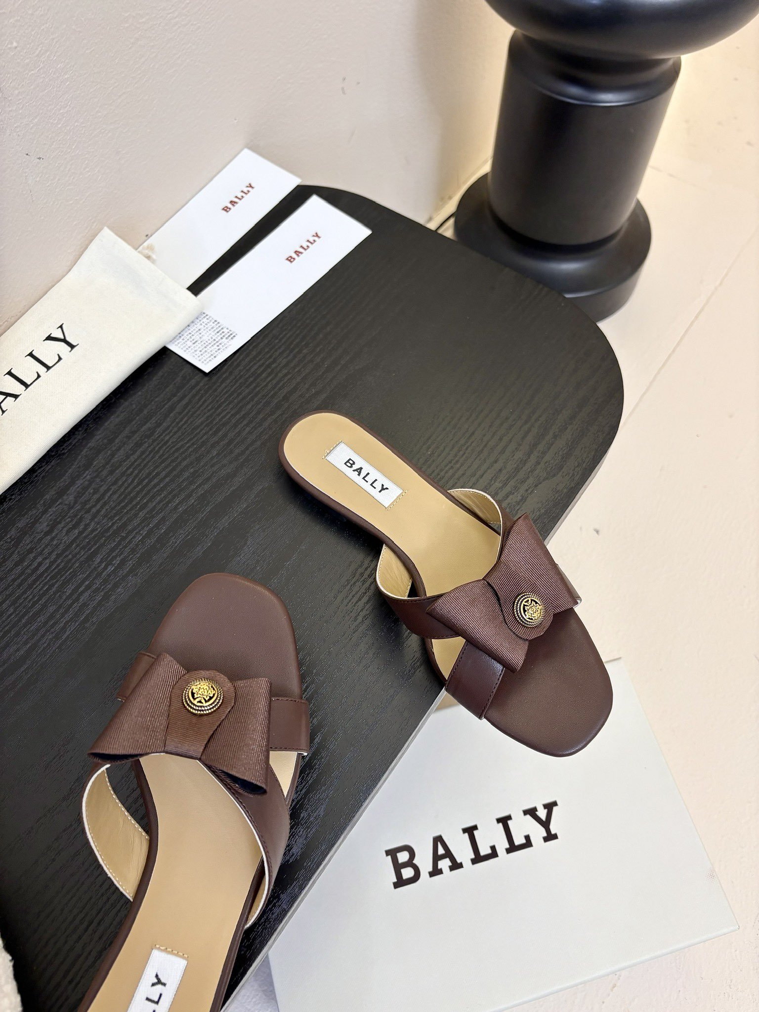 
Bally 芭利 25ss春夏新款 织带蝴蝶结 扣饰 粗跟 单鞋

款式新颖别致，采用方形头型设计 配